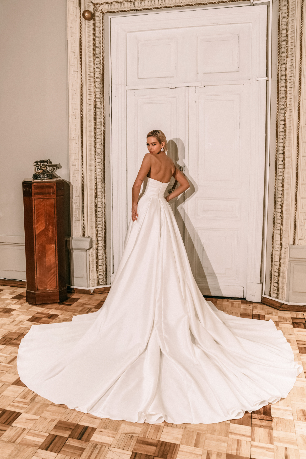 Роскошное свадебное платье из атласа фото