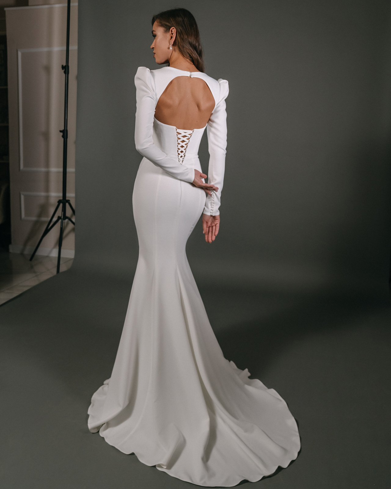 Стильное облагающее свадебное платье с рукавами фото