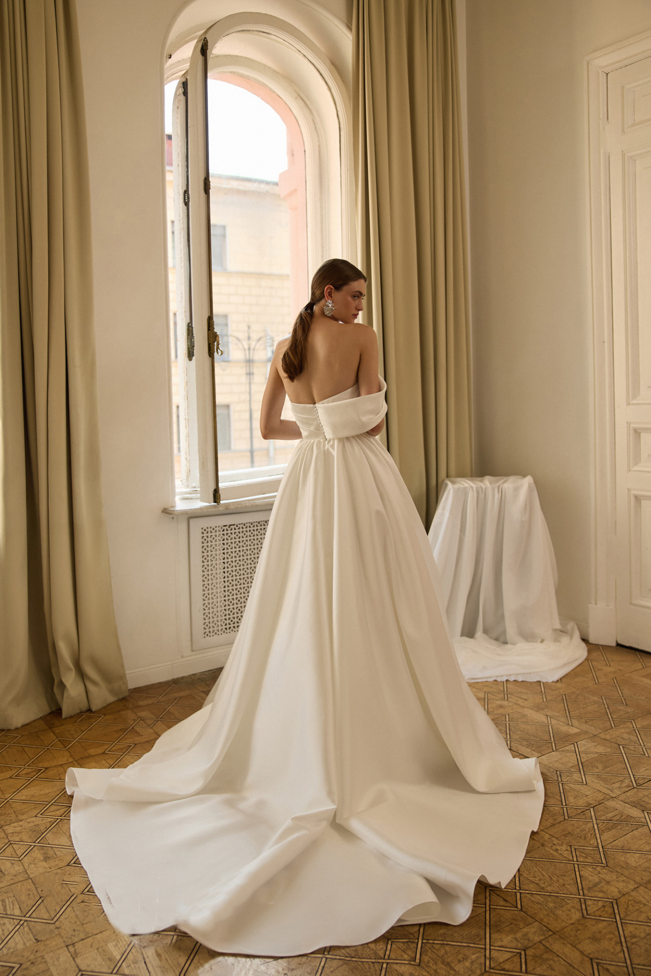 Пышное свадебное платье с ассиметричным верхом фото