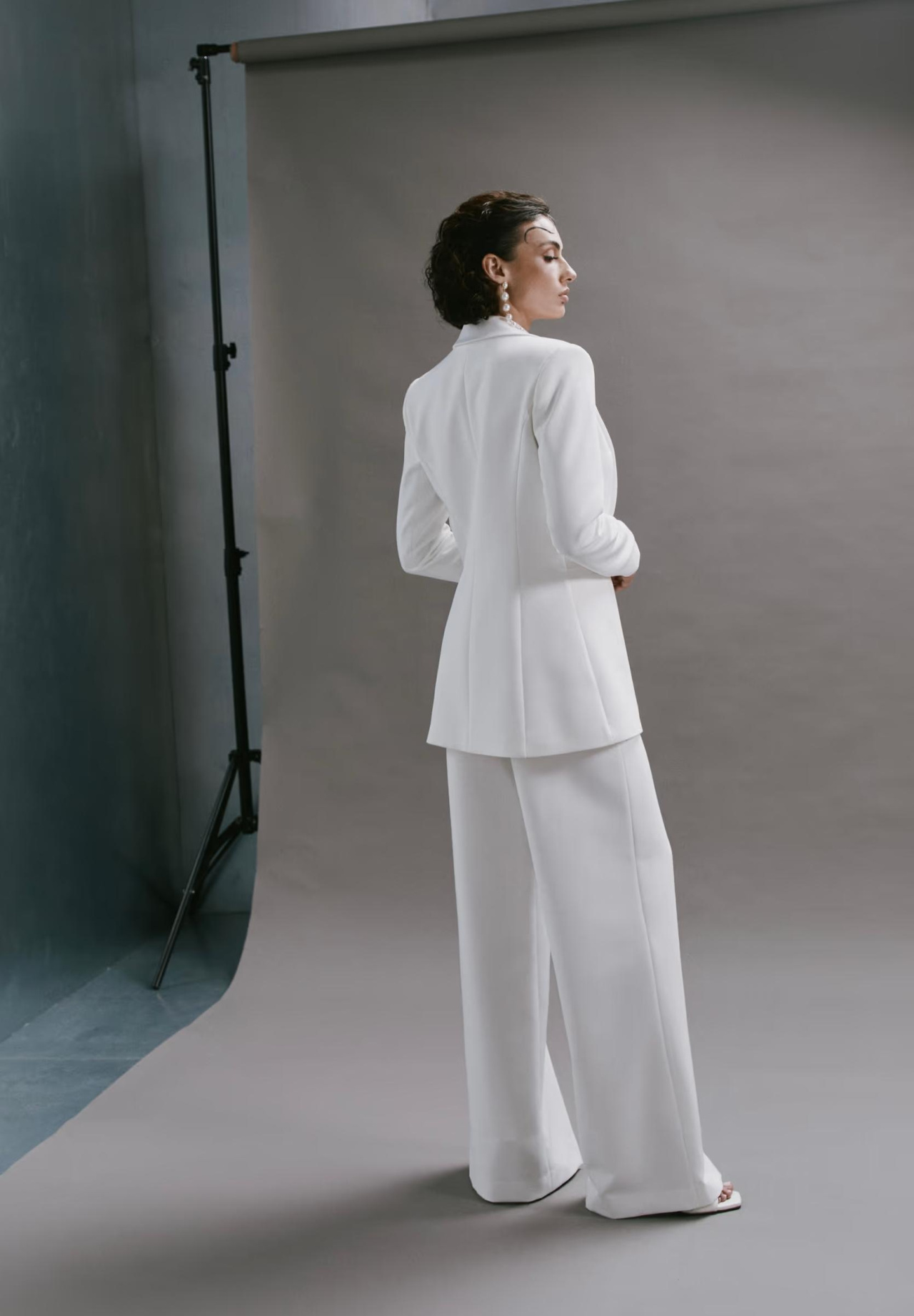 Стильный брючный свадебный костюм фото