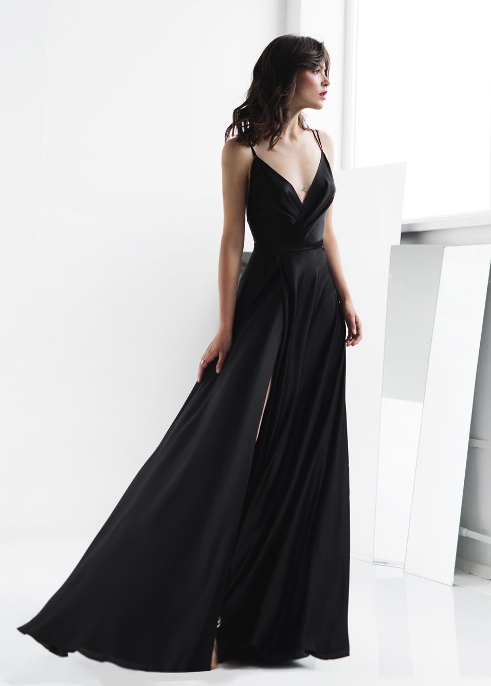 Чёрное платье в пол с разрезом фото
