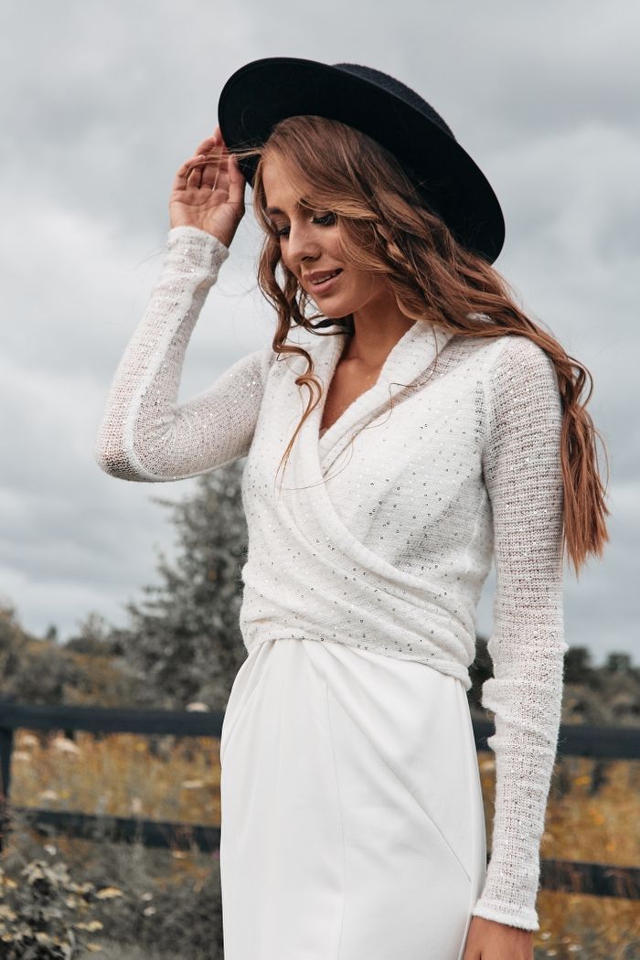 Белый свитер с пайетками