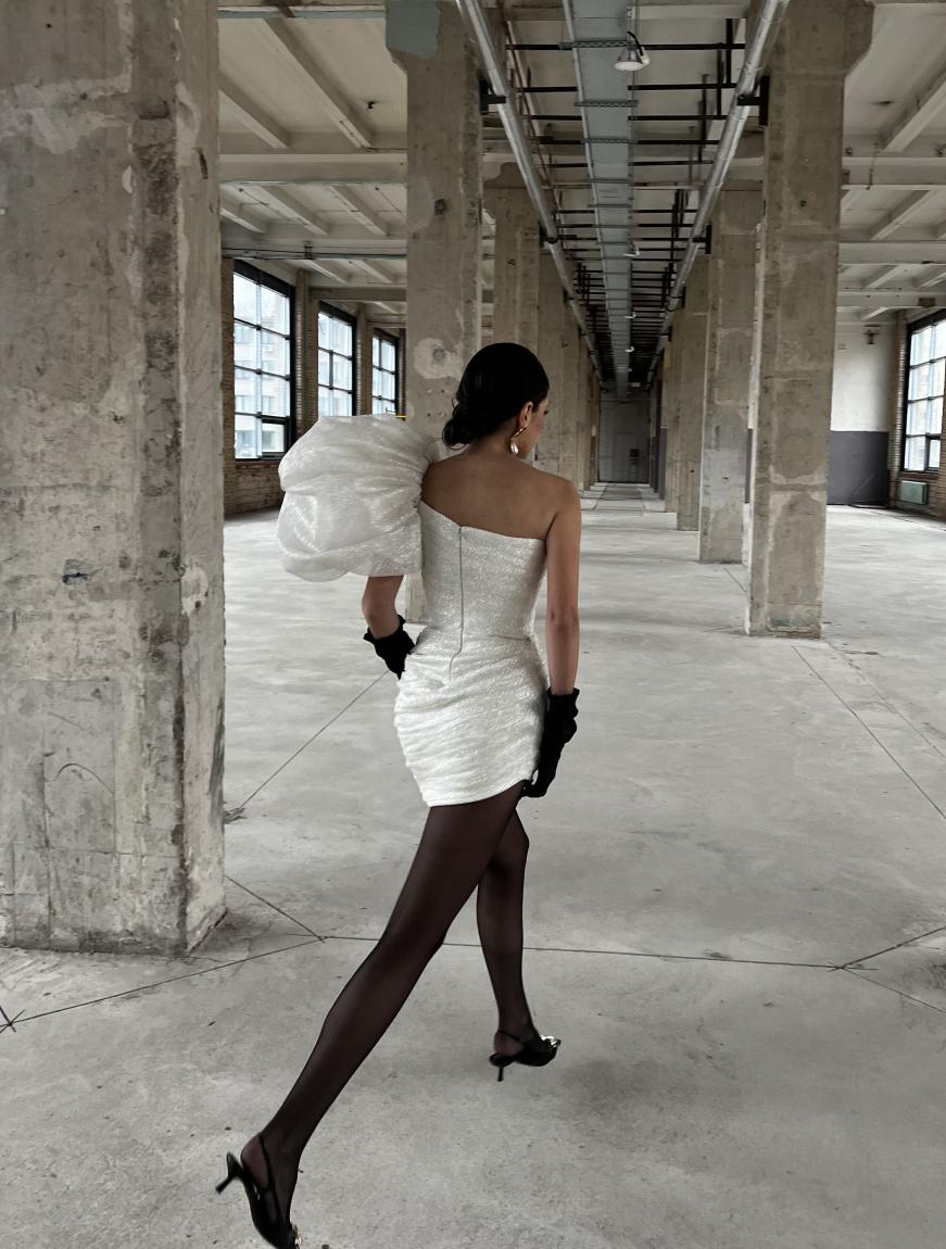 Короткое свадебное платье на одно плечо фото