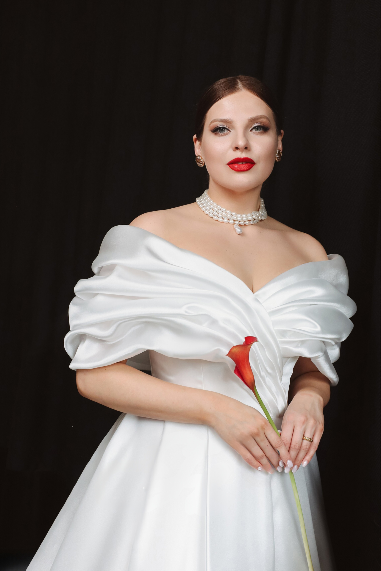 Белое свадебное платье со спущенными плечиками фото