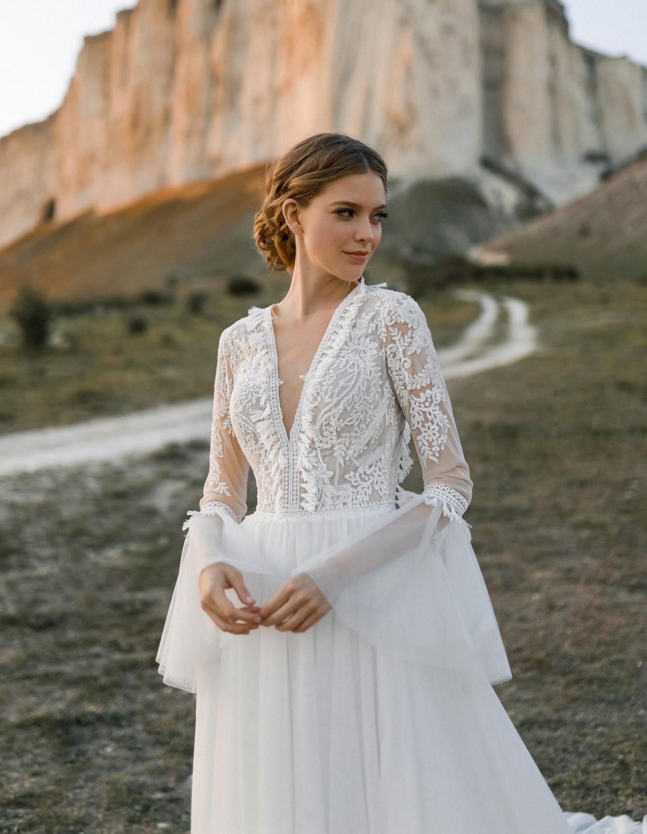 Свадебное платье бохо с расклешенными рукавами фото