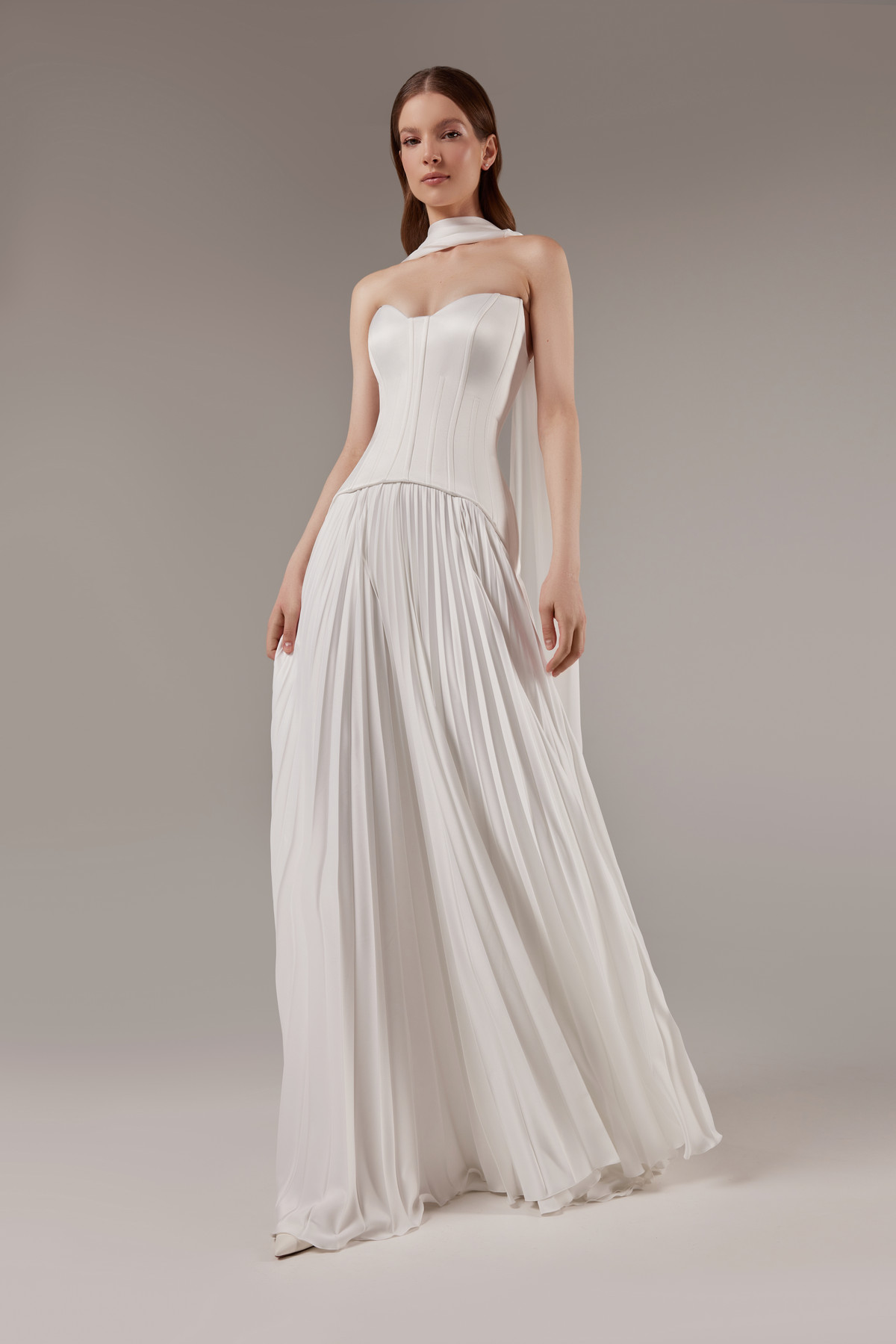 Лаконичный свадебный комплект с юбкой плиссе фото