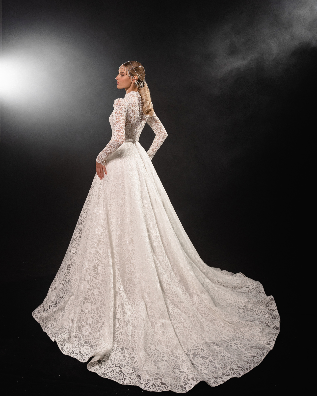 Белое закрытое кружевное платье фото