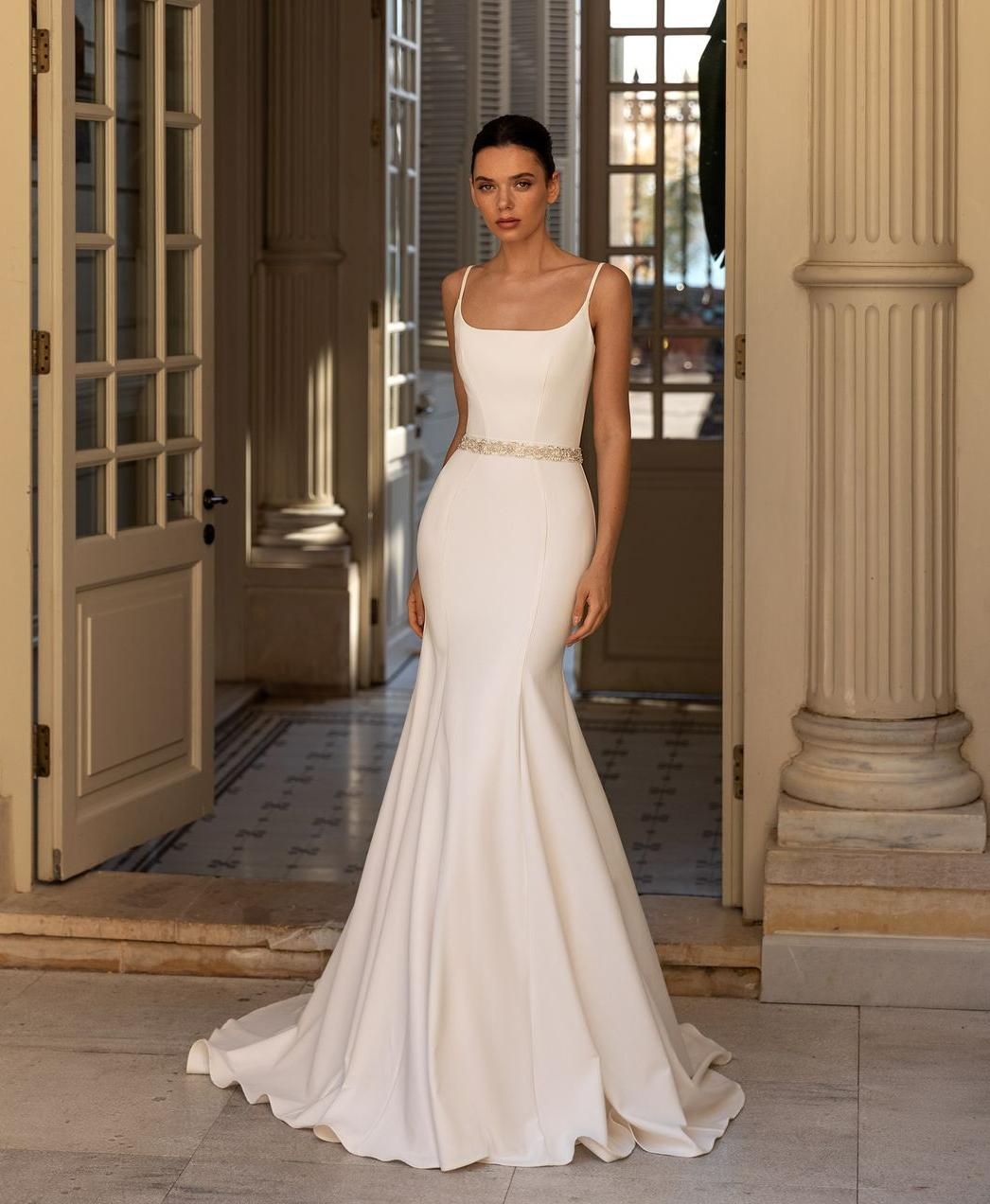 Свадебное платье русалка на бретелях в стиле минимализм фото