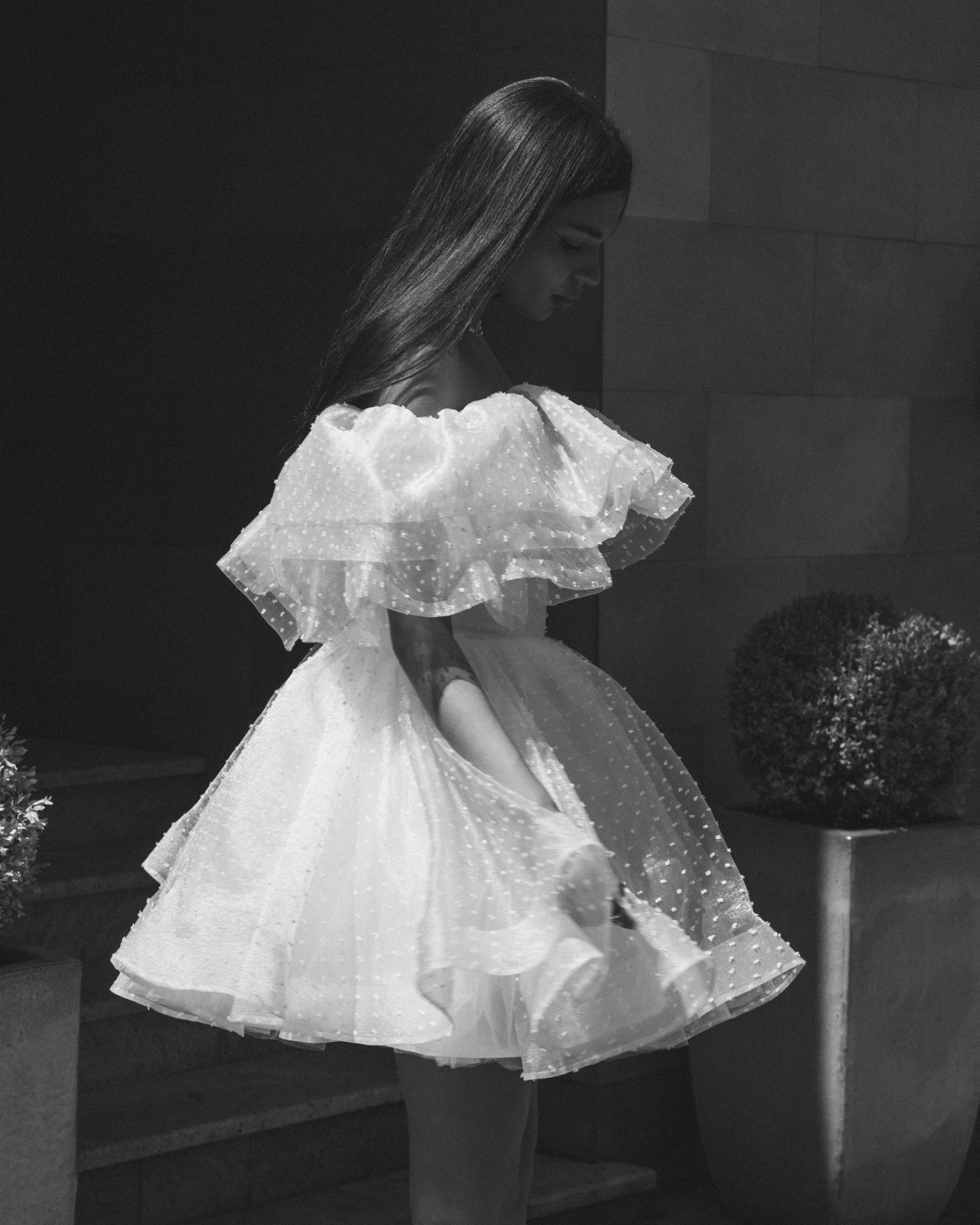 Ассиметричное свадебное платье мини с пышной юбкой фото