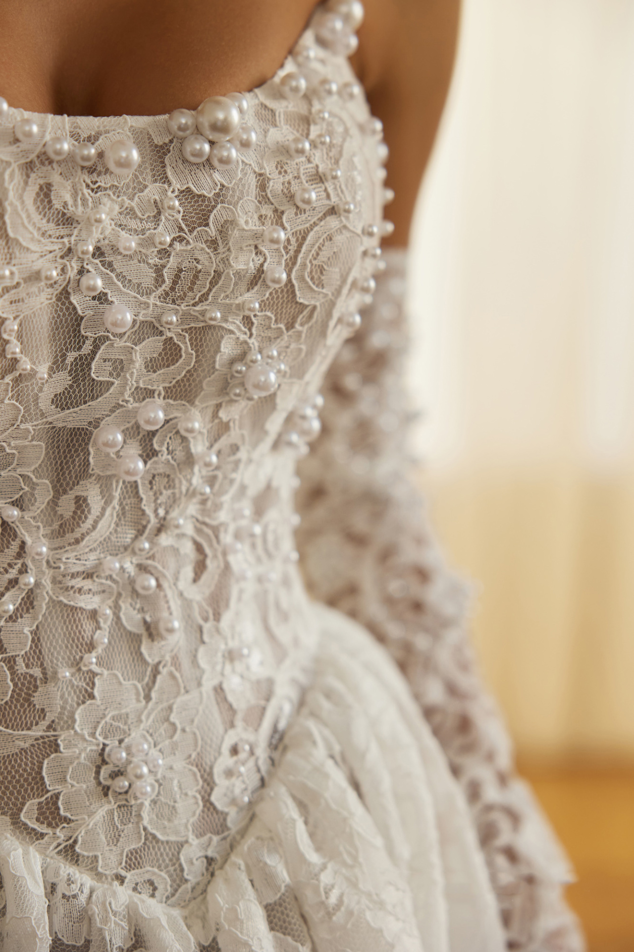 Кружевное корсетное свадебное платье с перчатками фото