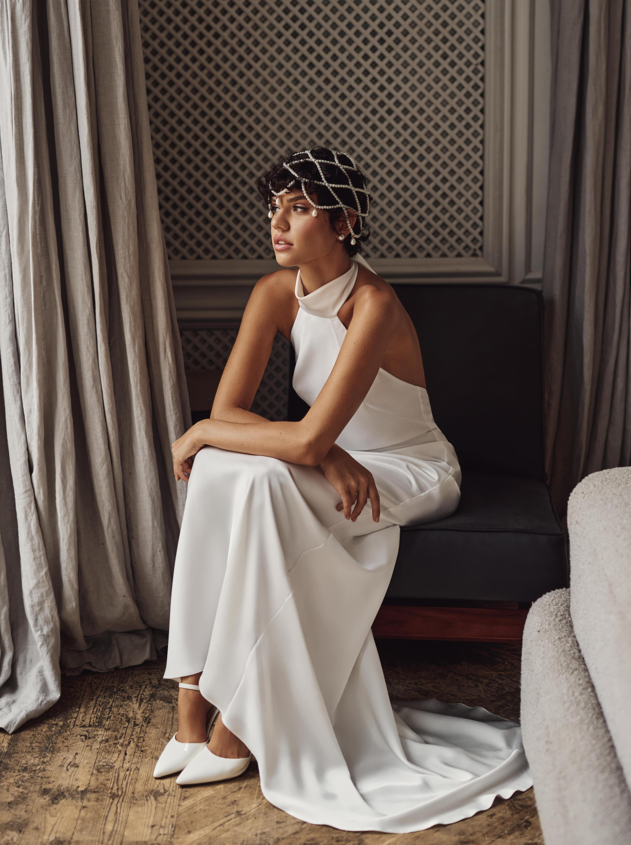 Легкое платье с воротником-стойкой фото