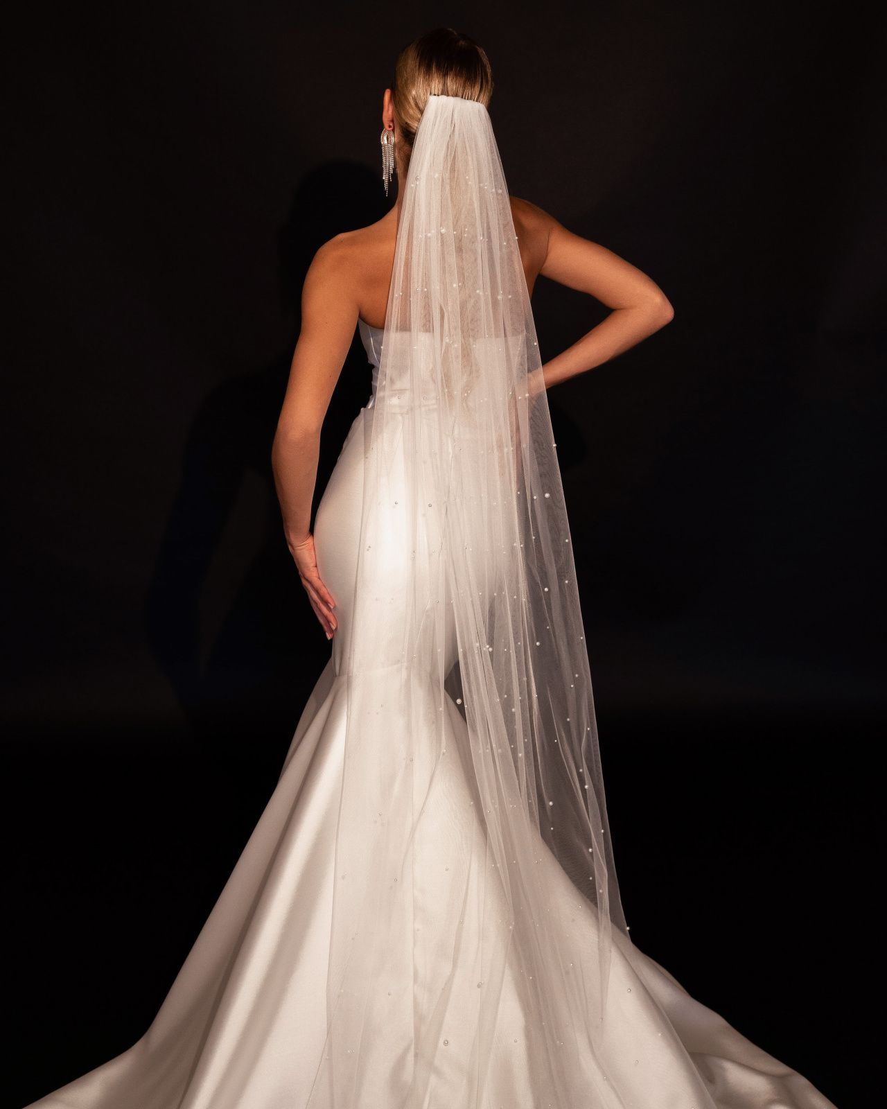 Свадебная фата с россыпью хрусталя фото