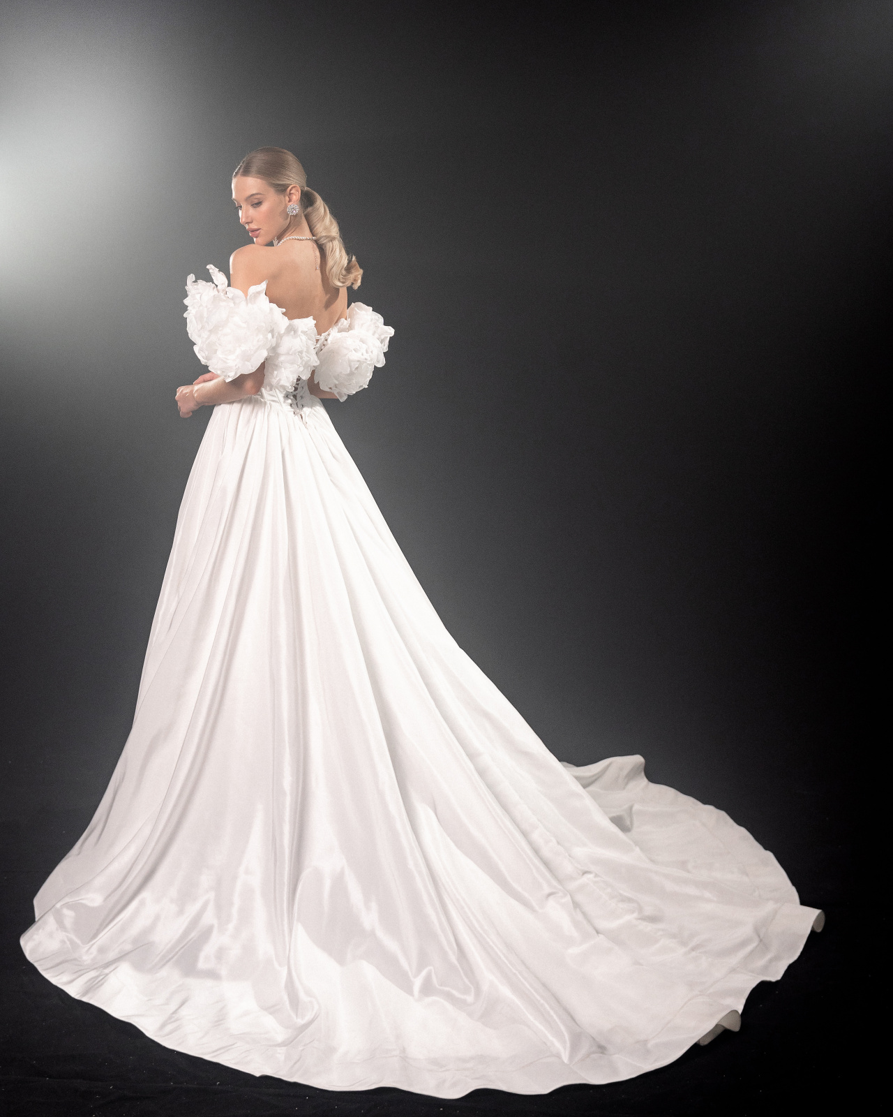 Роскошное свадебное платье силуэта принцесса фото