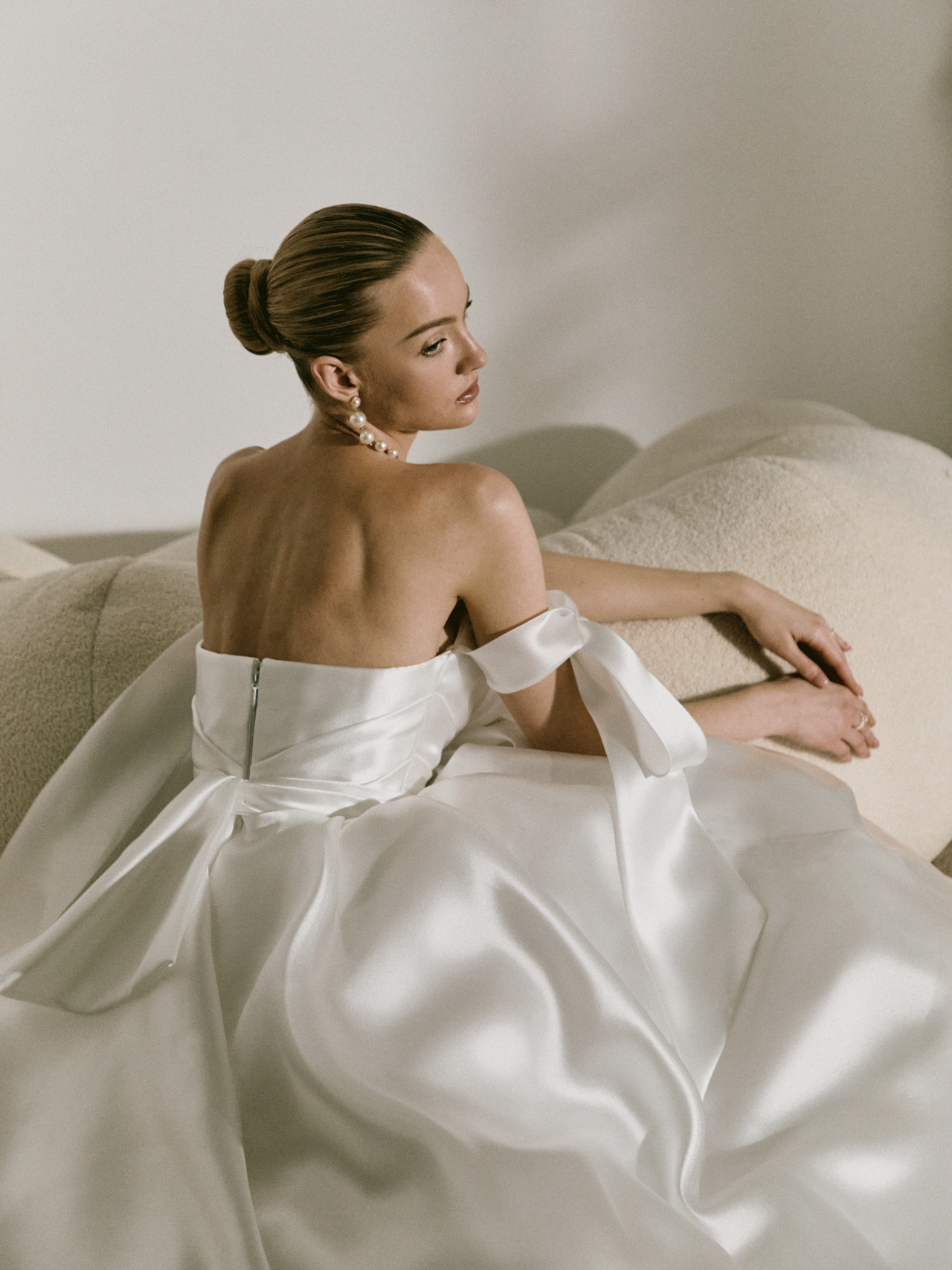 Атласное свадебное платье с бретелями-бантами фото