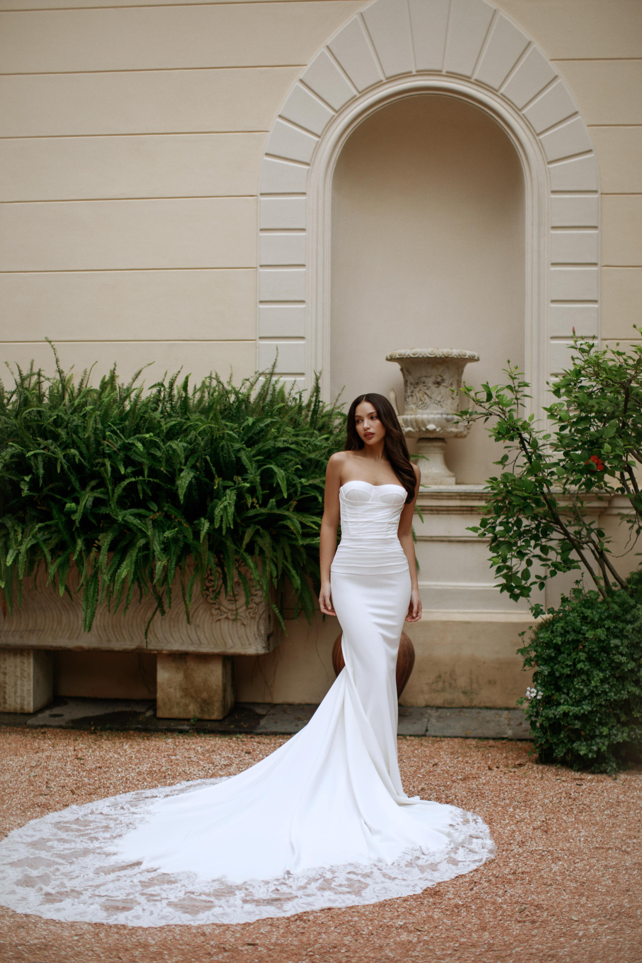 Лаконичная русалка с роскошным шлейфом фото