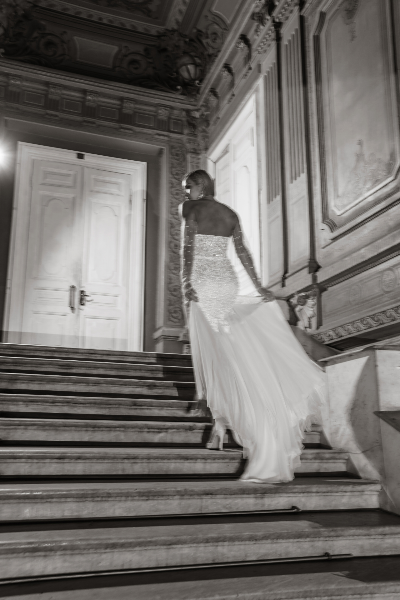 Свадебное платье рыбка в светоотражающем кружеве фото