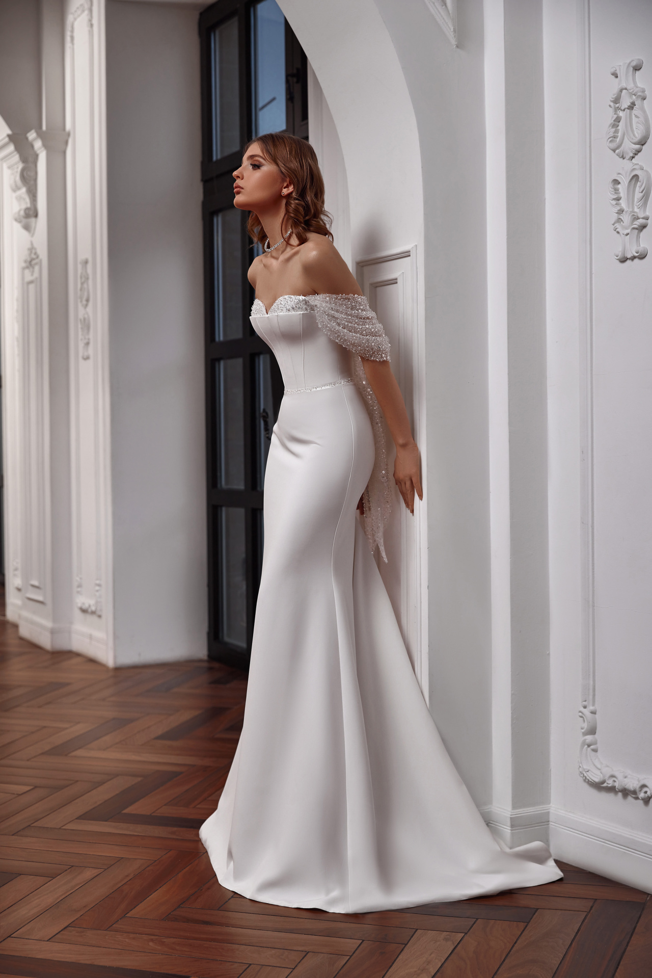 Атласное свадебное платье рыбка с декором по груди фото