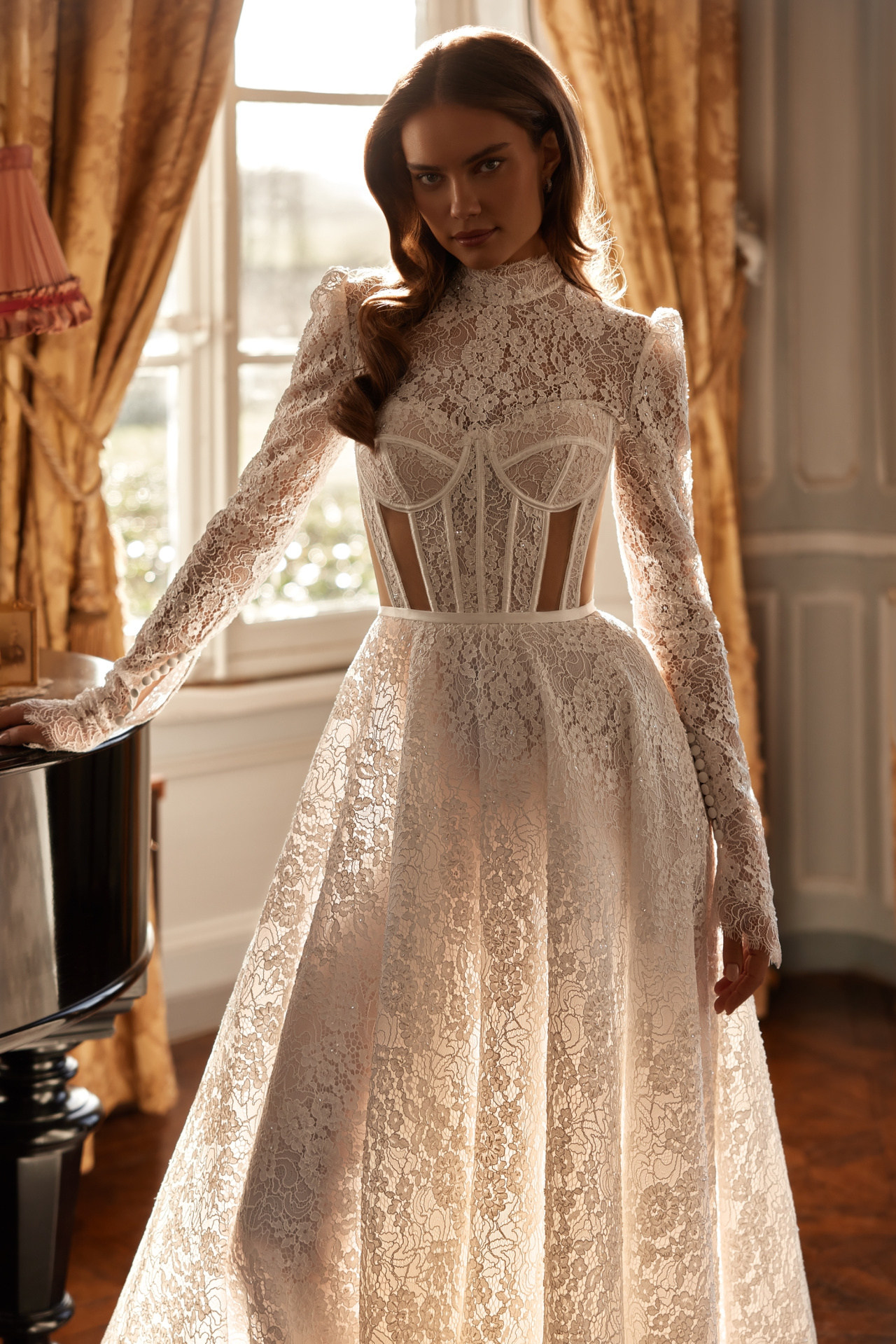 Закрытое кружевное свадебное платье с прозрасными вставками на корсете фото