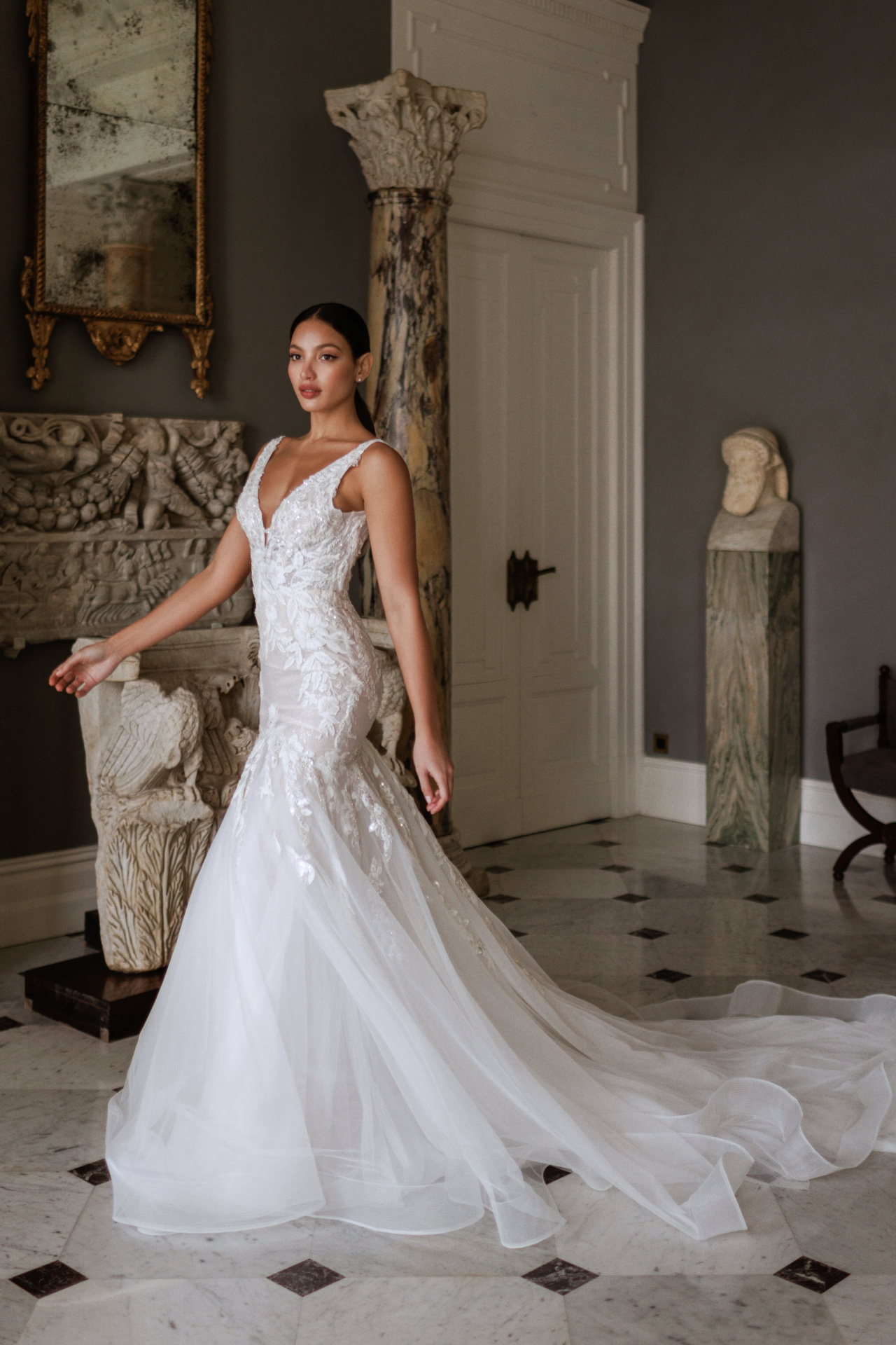 Роскошная кружевная русалка с открытой спиной фото