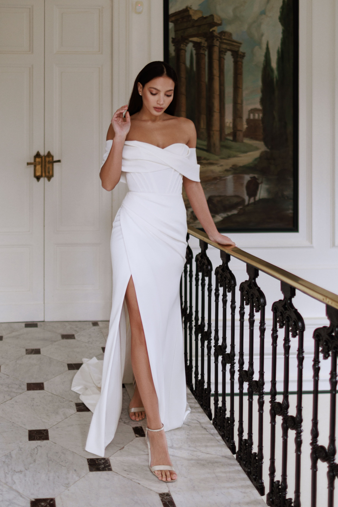 Стильное белое свадебное платье фото