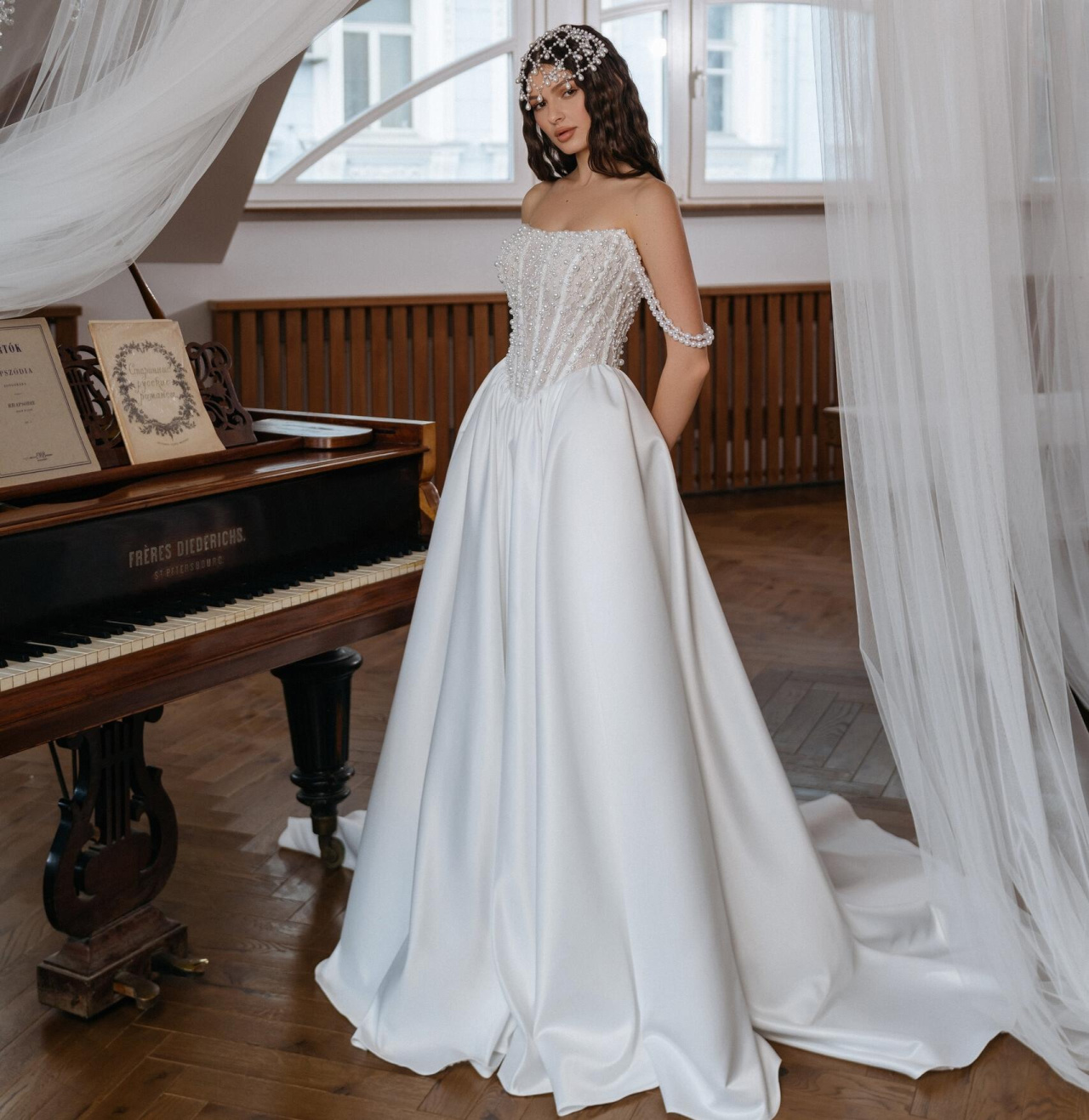 Свадебное платье с атласной юбкой и роскошным корсетом фото