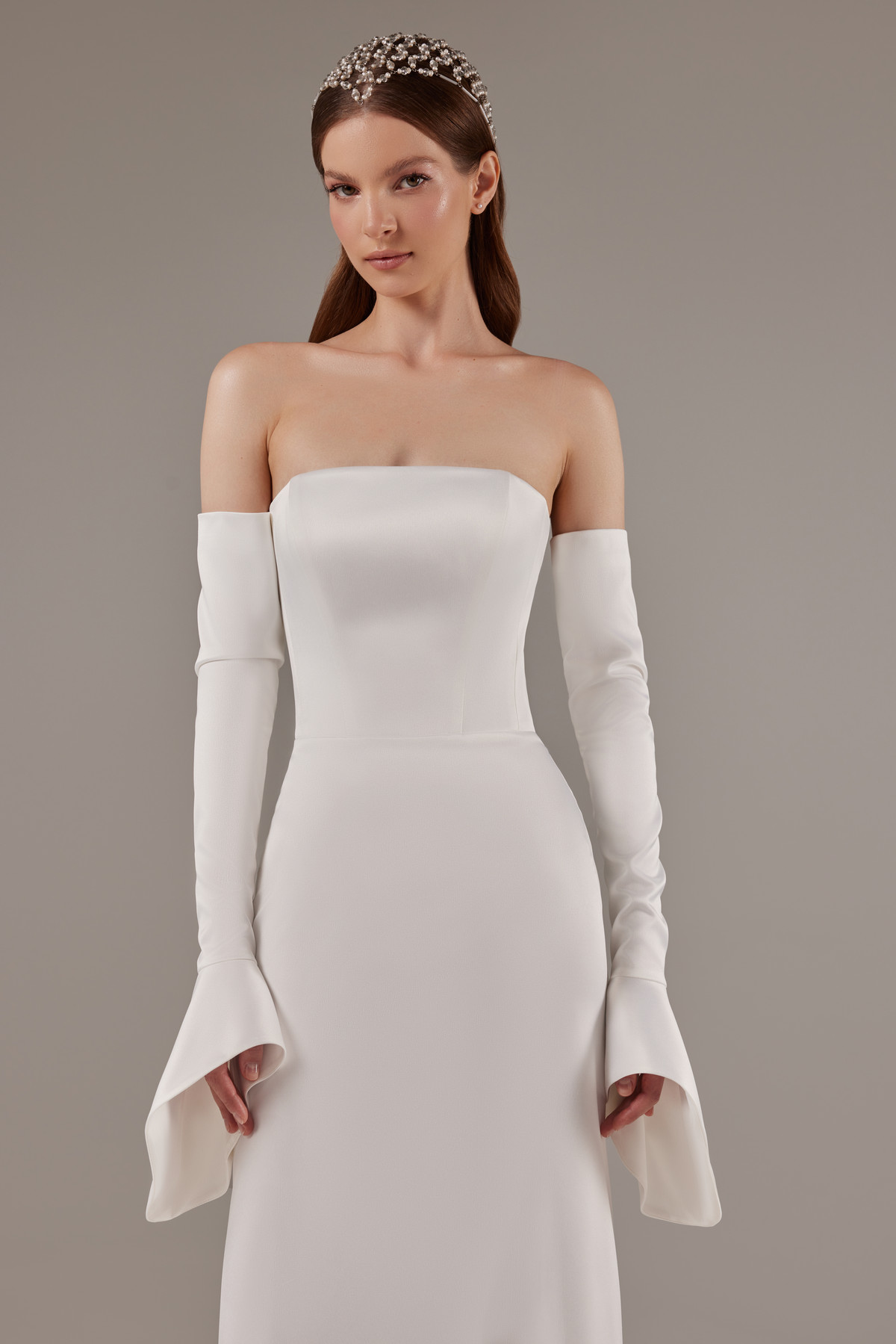 Русалка из атласа-стрейчас со съемными рукавами-клешь фото