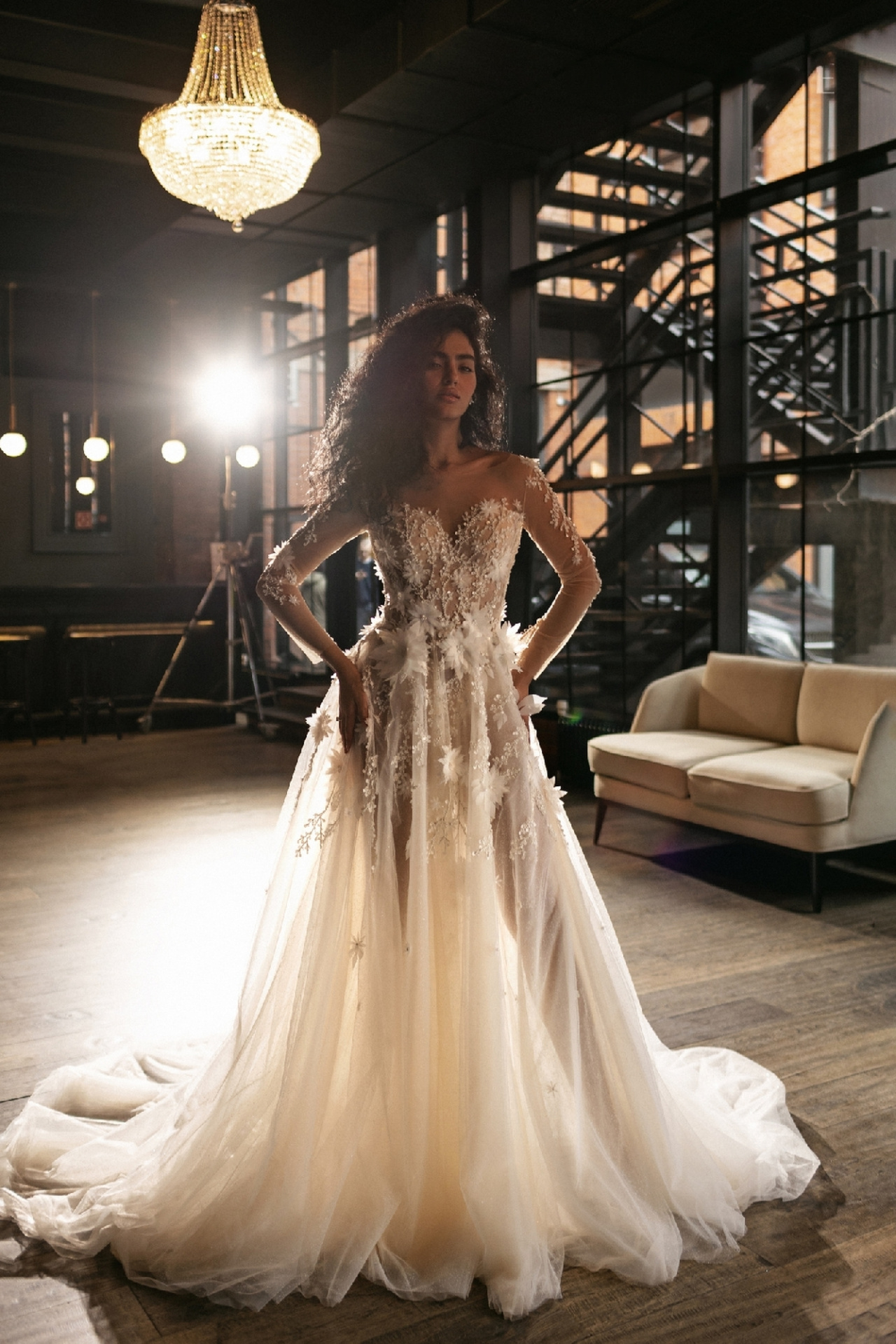 Дизайнерское свадебное платье с объемными цветами фото