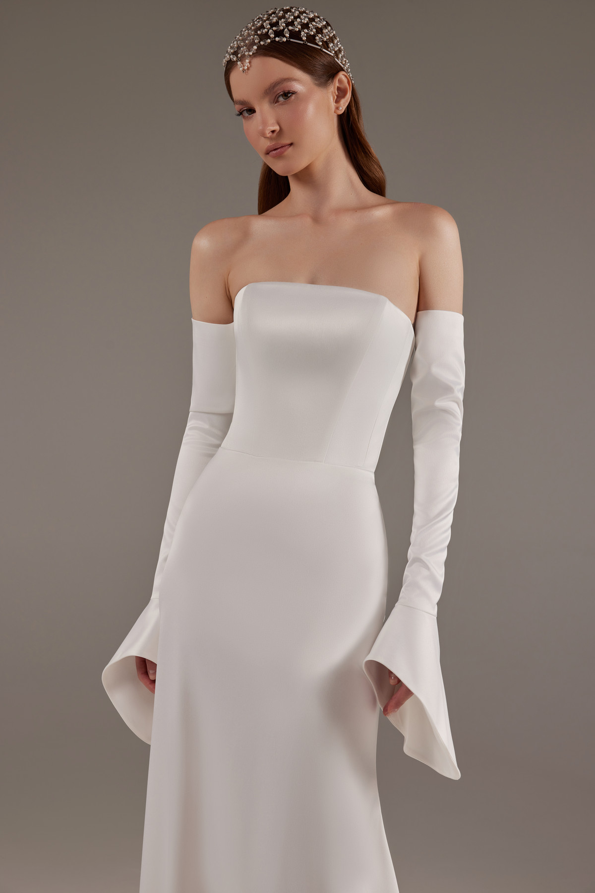 Русалка из атласа-стрейчас со съемными рукавами-клешь фото