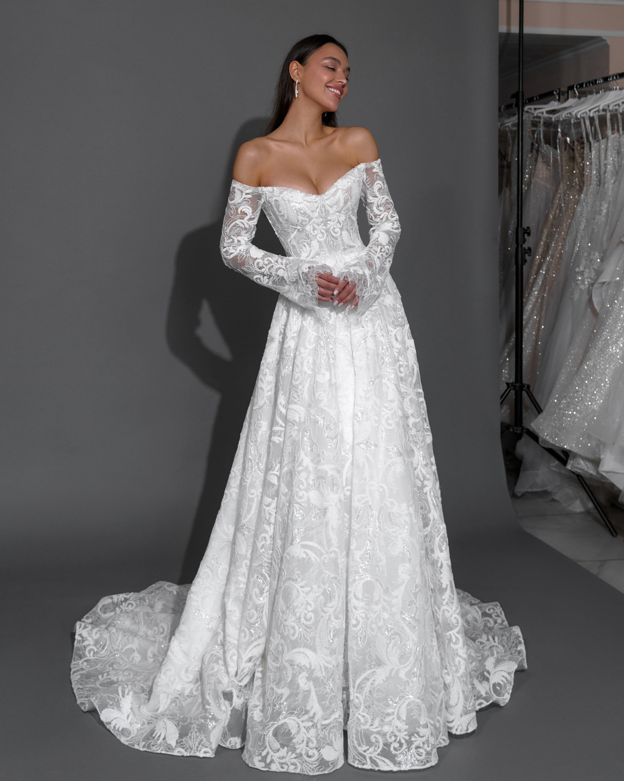 Роскошное кружевное свадебное платье с рукавами фото