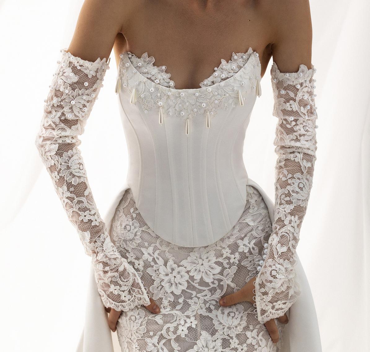 Стильный свадебный комплект с атласным корсетом и кружевной юбкой фото