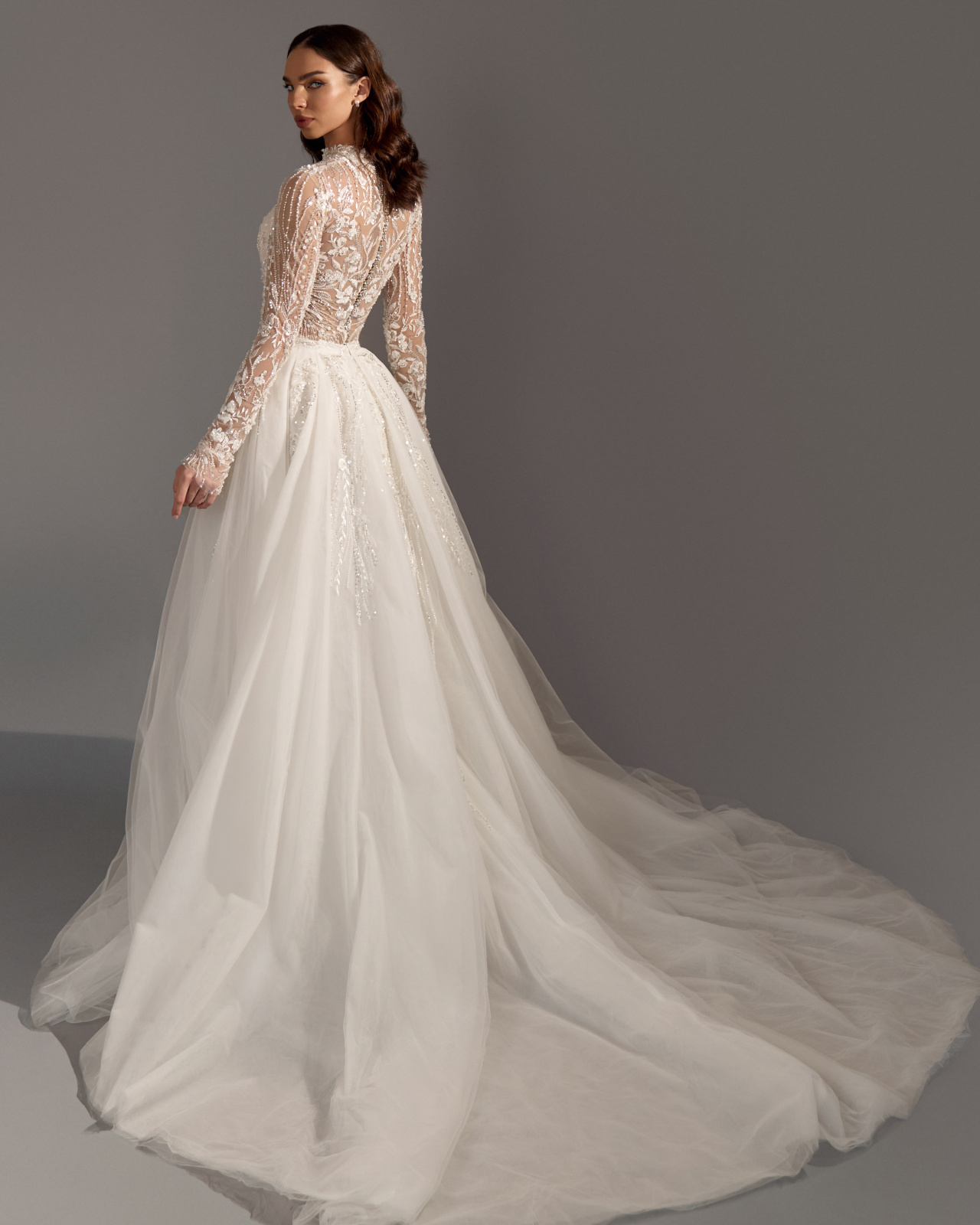 Закрытое кружевное свадебное платье русалка расшитое стеклярусом фото