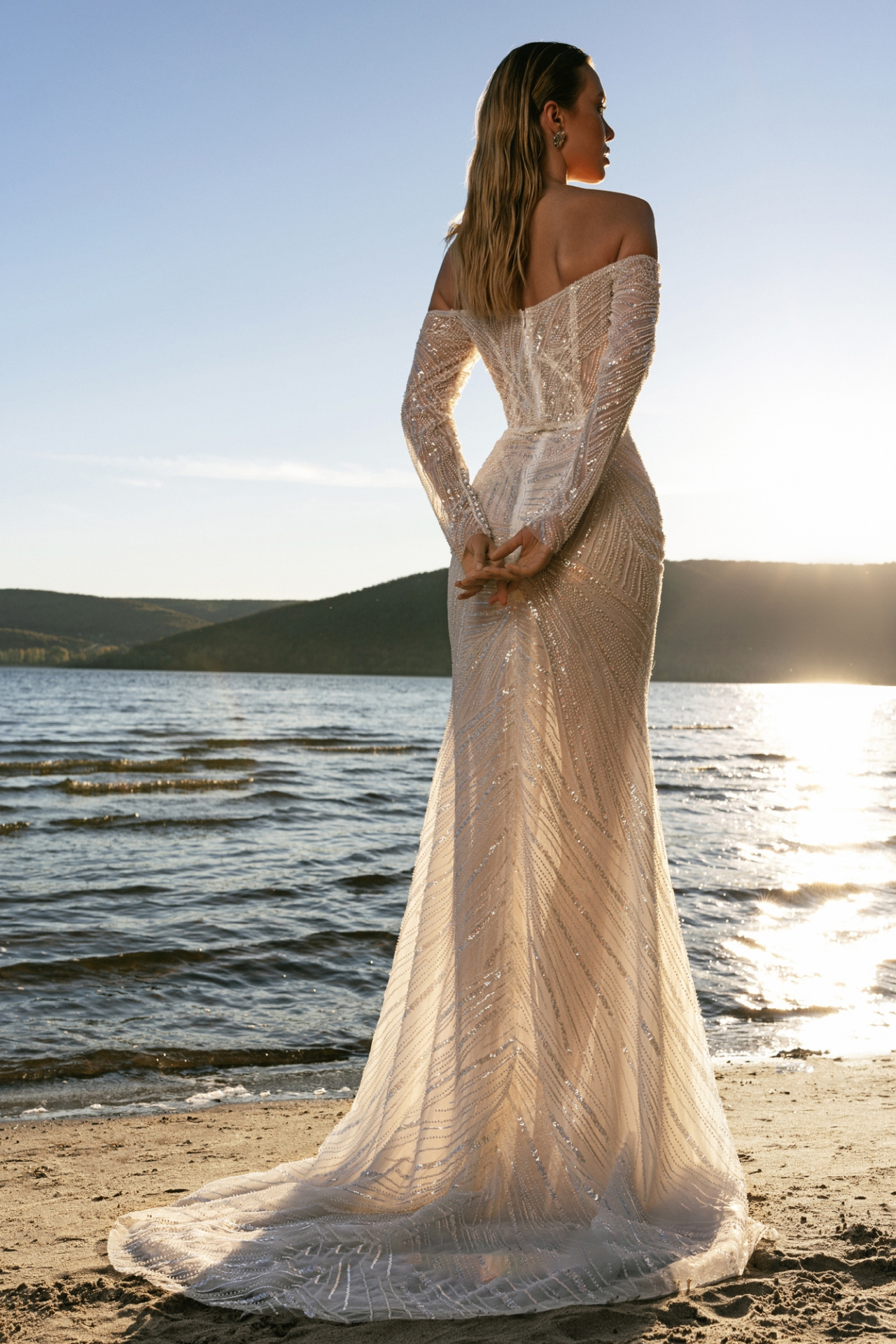 Свадебное платье русалка с рукавами и открытыми плечами фото