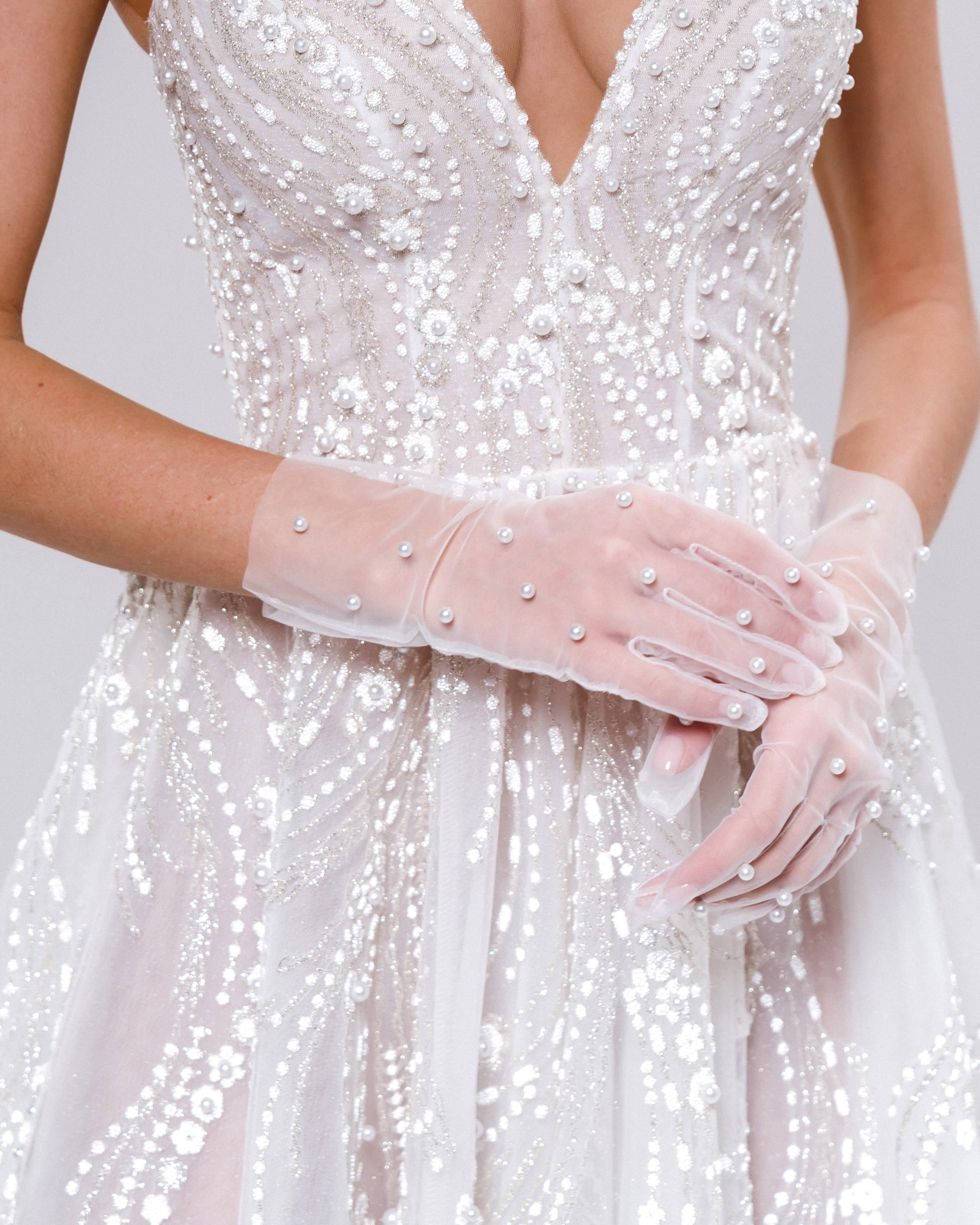 Сверкающее свадебное платье на тонких бретельках фото