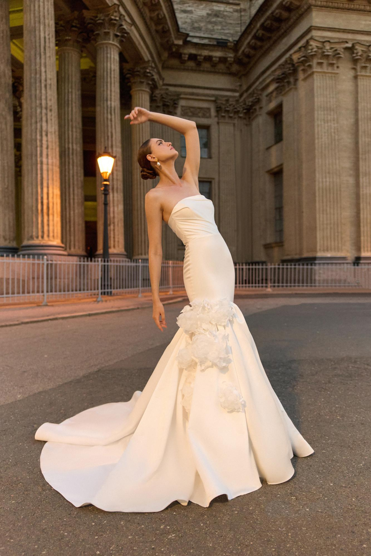 Роскошное свадебное платье русалкая с объемными цветами фото