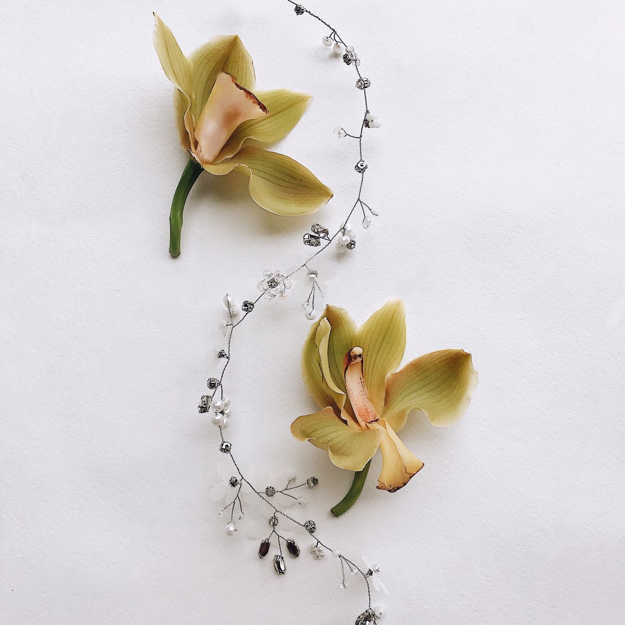 Стильное украшение веточка для свадебной прически фото