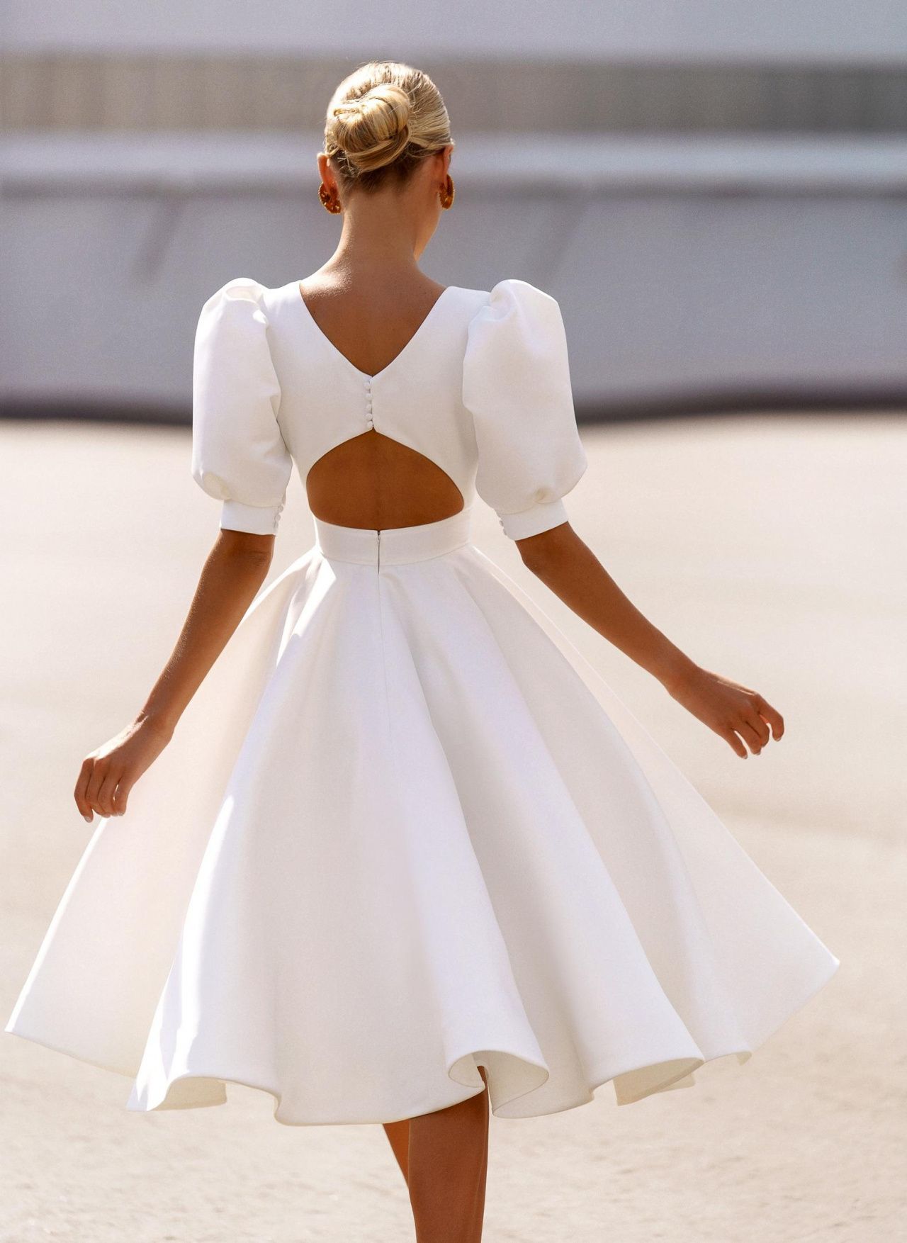 Свадебное платье миди с объемными рукавами фото