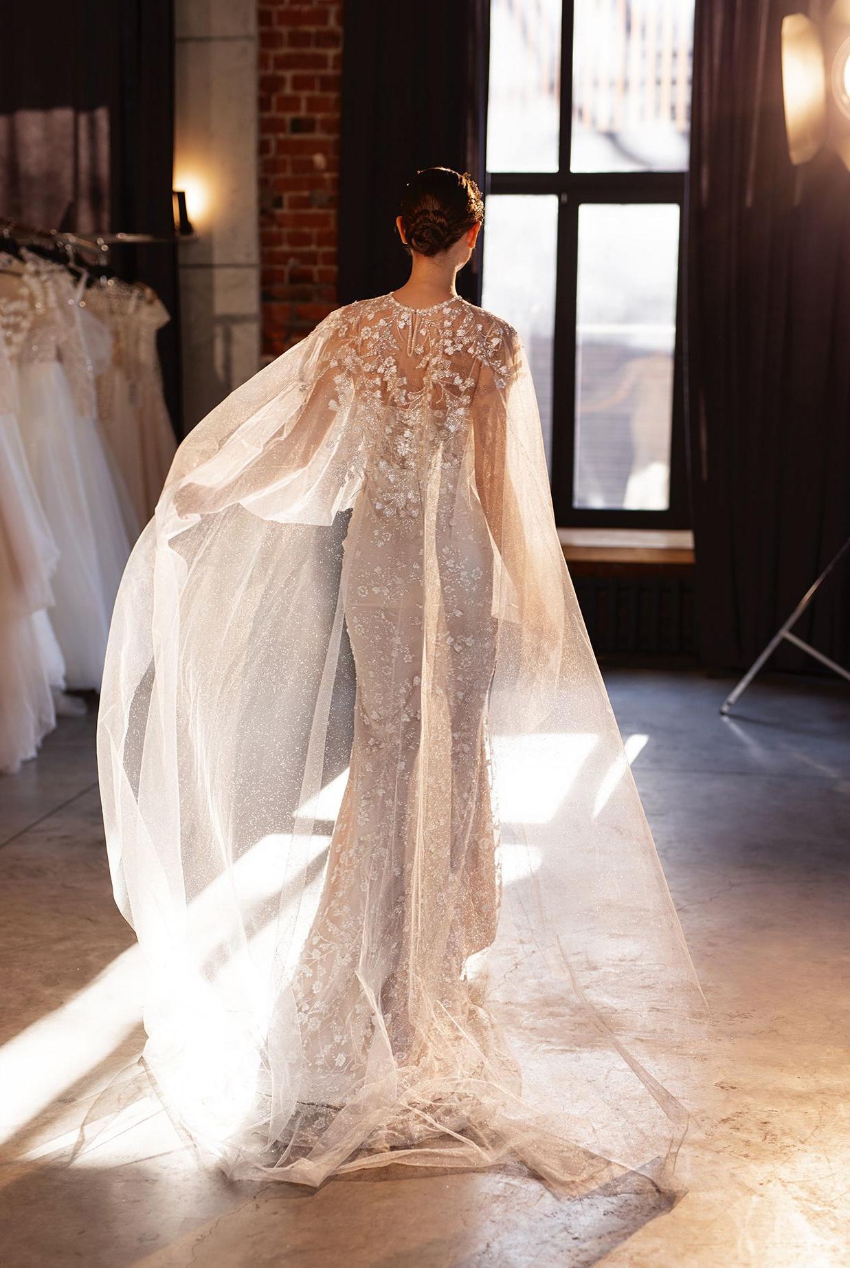 Кружевное свадебное платье рыбка с кейпом фото