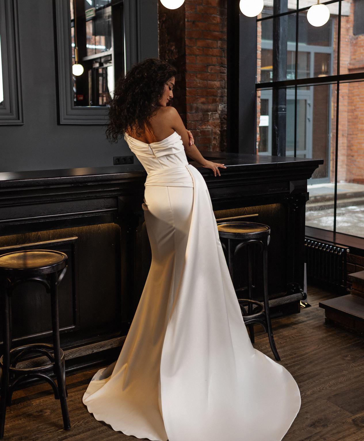 Атласное свадебное платье русалка фото