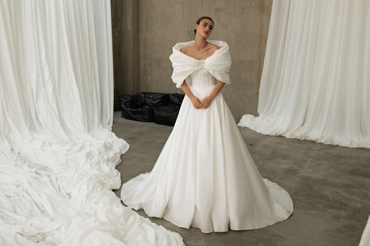 Свадебное платье принцесса с эффектным болеро фото