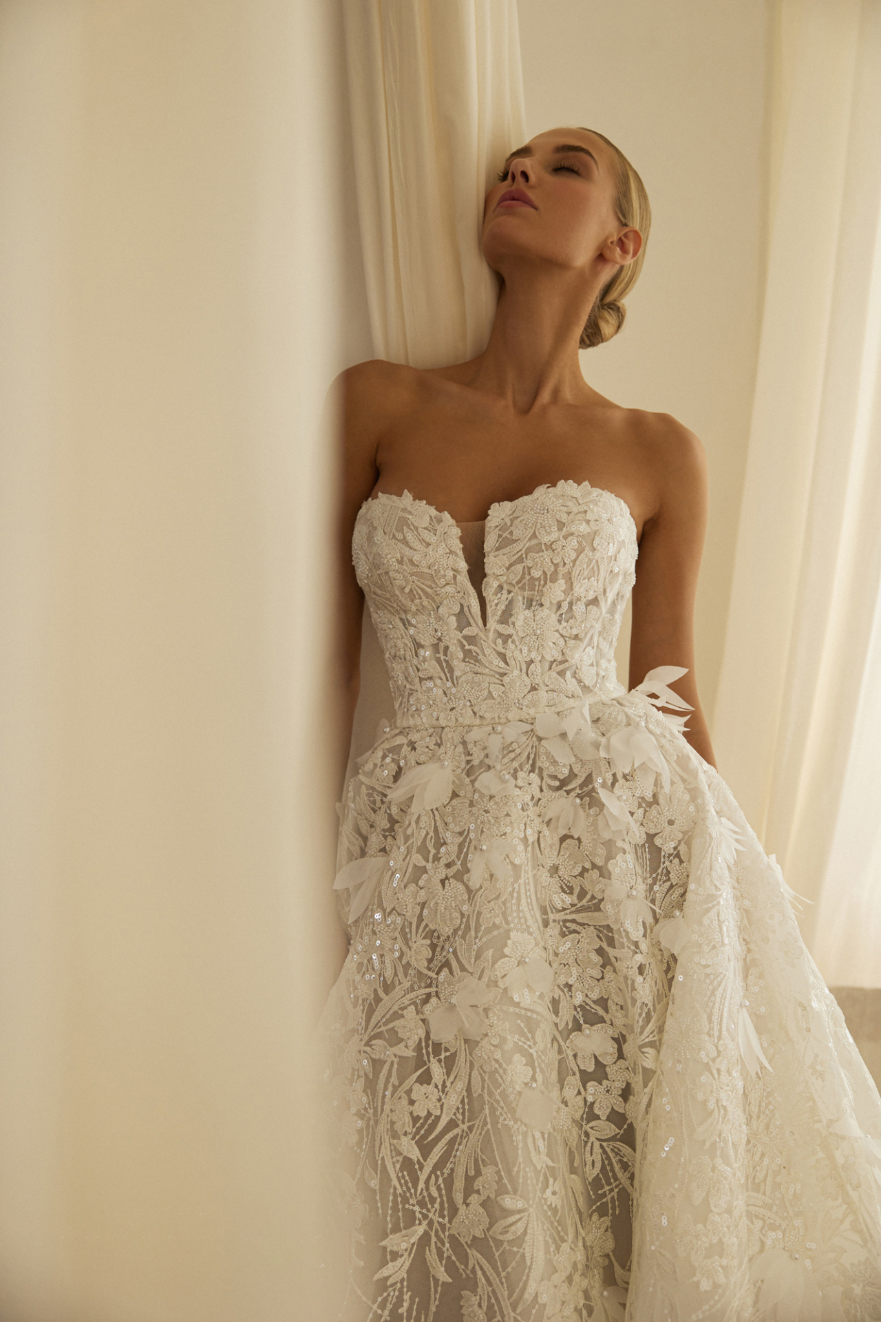 Пышное свадебное платье из роскошного цветочного кружева фото