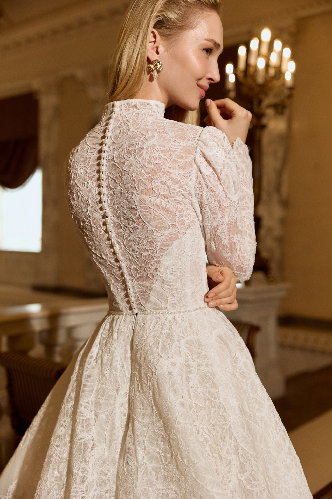 Закрытое кружевное свадебное платье cо шлейфом фото