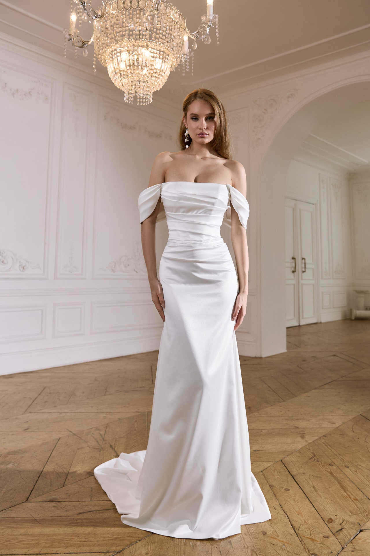 Атласное свадебное платье рыбка с драпировкой на талии фото