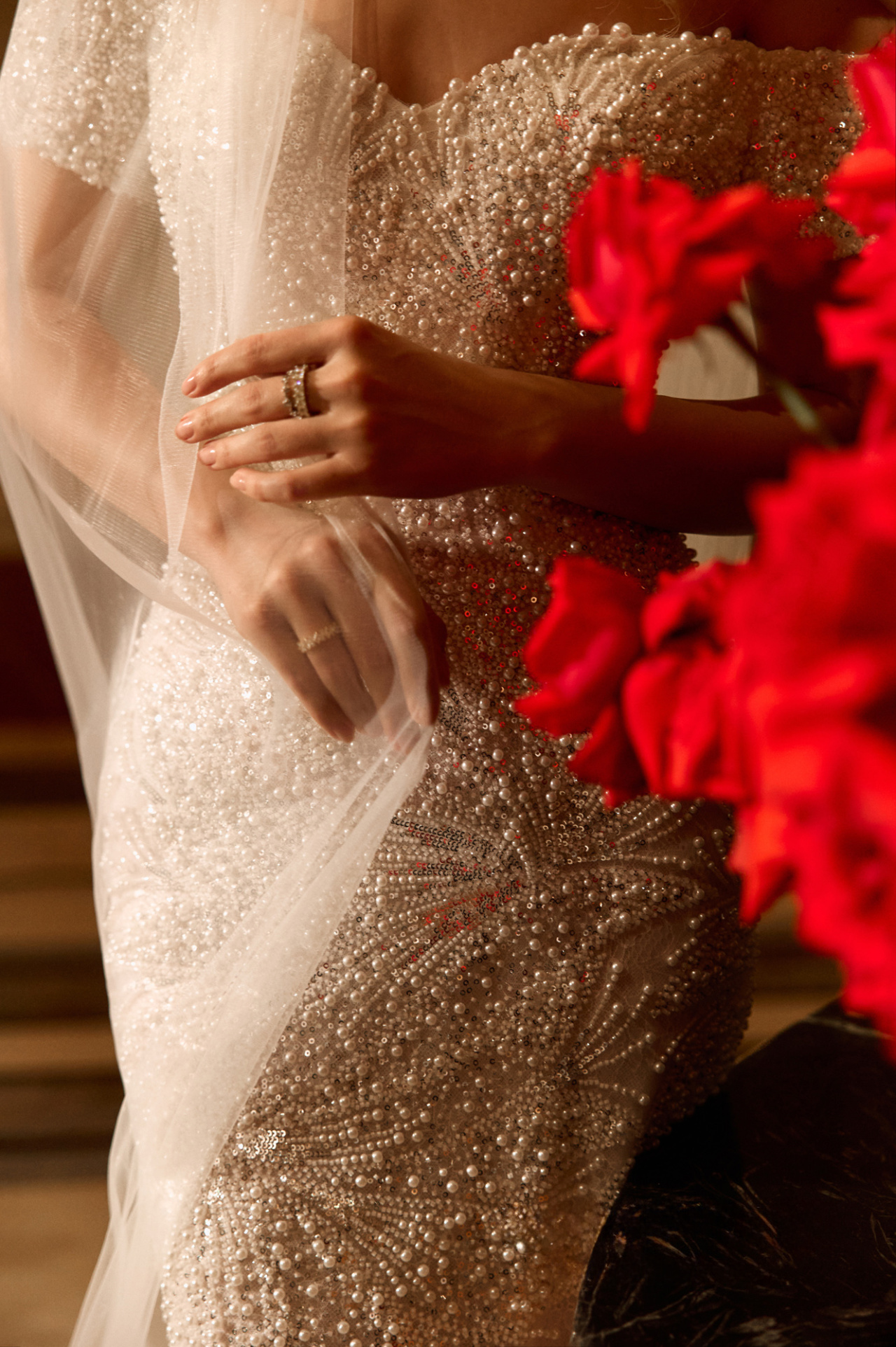 Роскошное облегающее свадебное платье с открытыми плечами фото