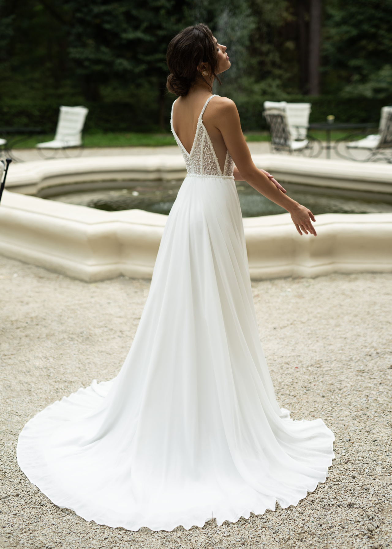 Шифоновое свадебное платье с разрезом на тонких бретелях фото