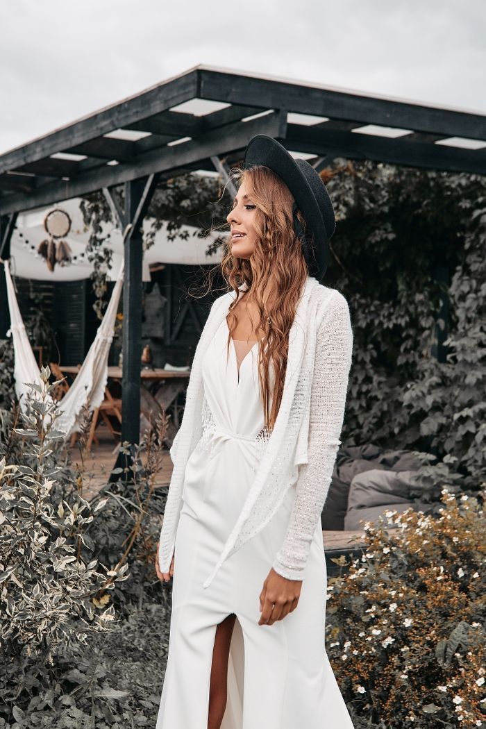 Белый свитер с пайетками