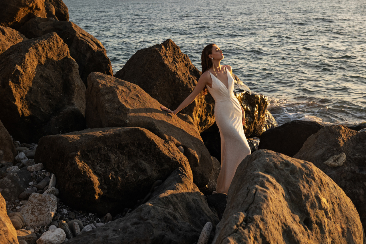 Сверкащее платье на тонких бретелях фото