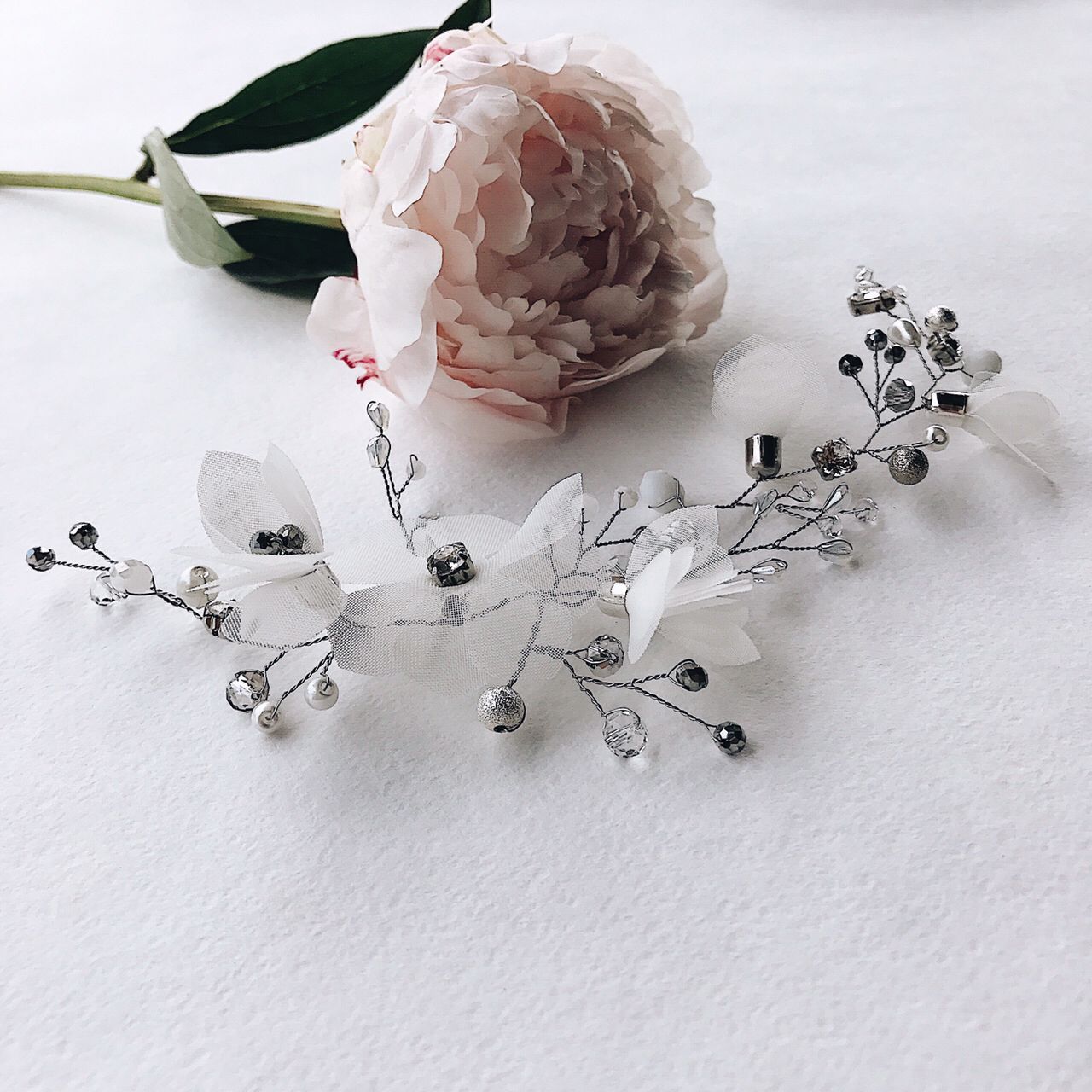 Нежное украшение в волосы фото