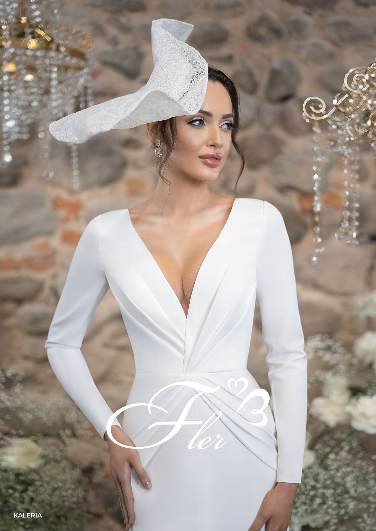 Лаконичное свадебное платье с руквами и V-вырезом фото