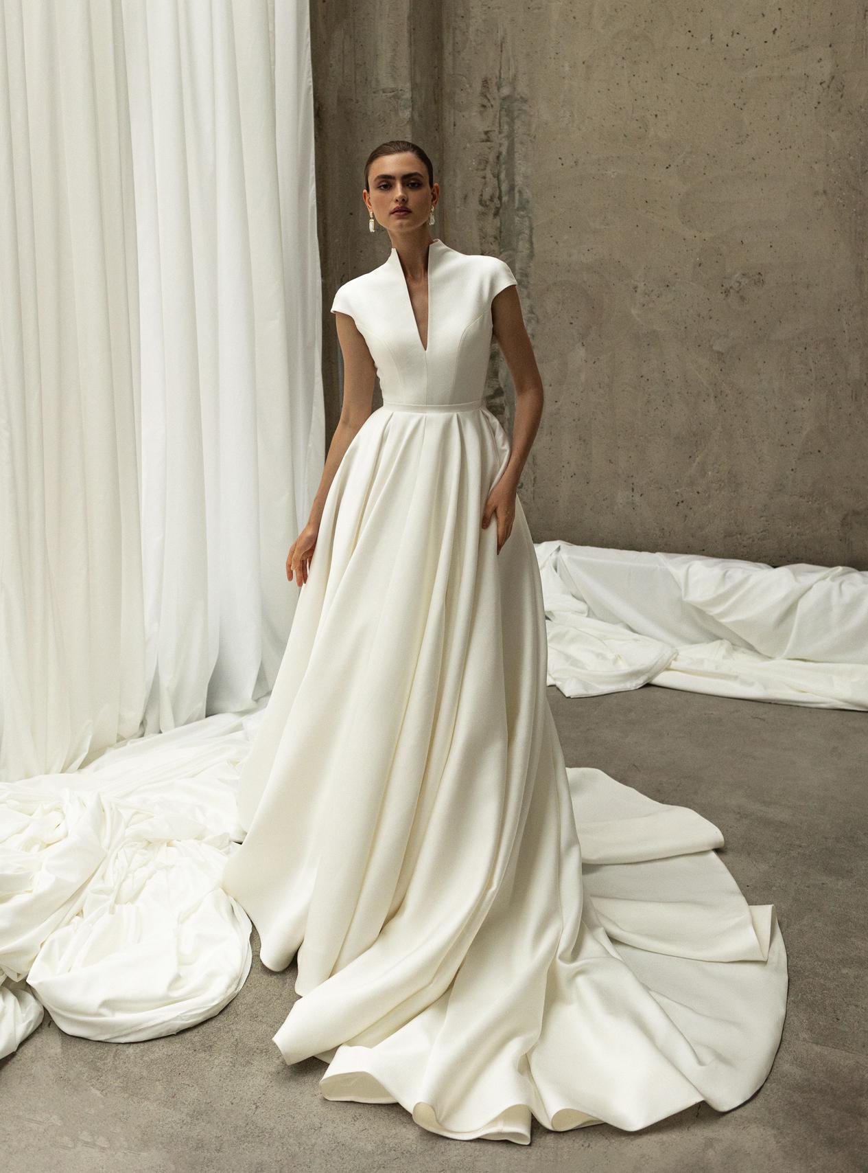 Закрытое свадедбное платье из микадо фото