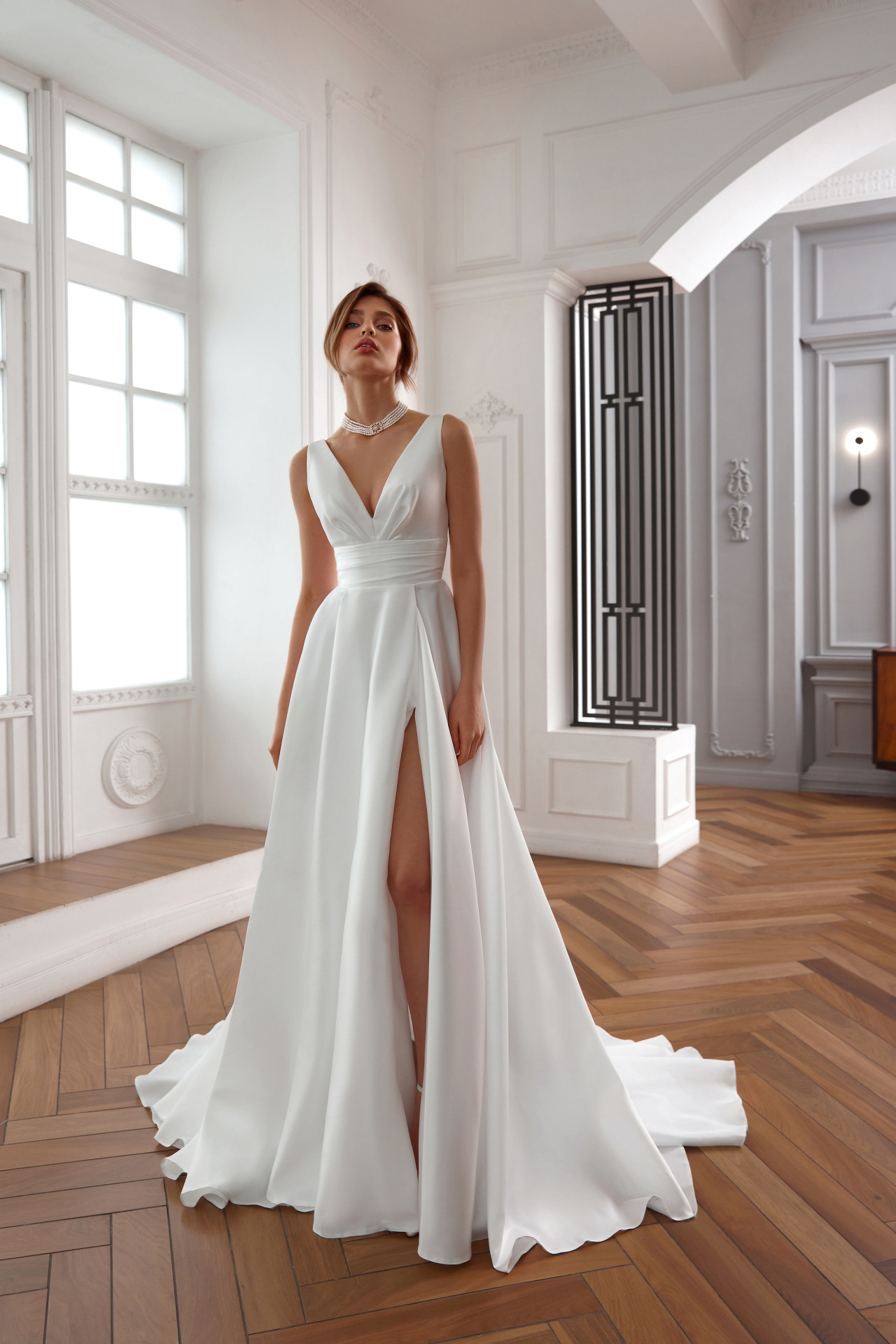 Лаконичное свадебное платье с v-вырезом фото